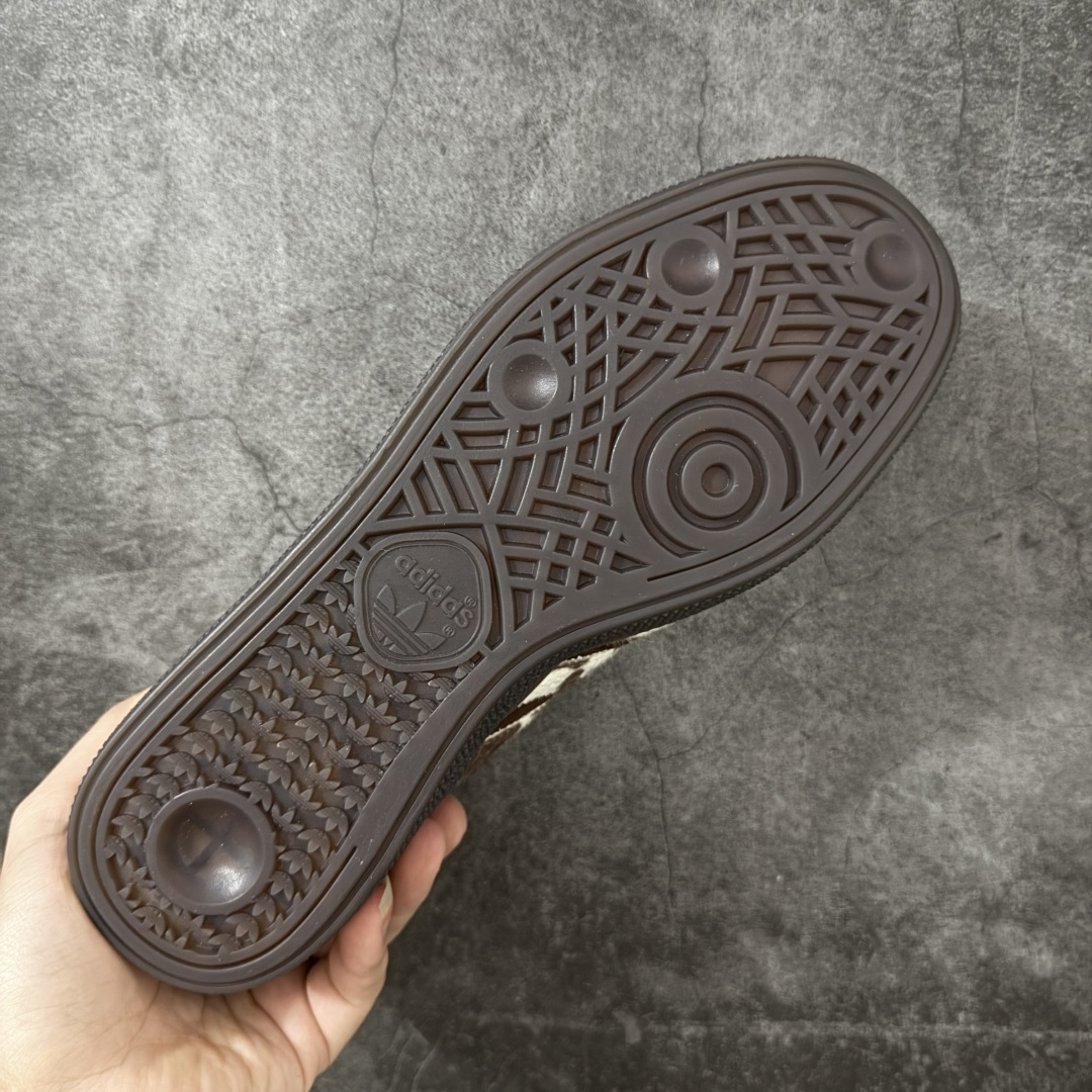 图片[9]-【纯原Y版】Adidas Handball Spezial 三叶草手球球德训鞋 全鞋采用yezzy500一样的皮料 进口长绒皮，特殊工艺技术 原盒包装 牛筋耐磨大底 承载青春情怀的板鞋，是现在潮男靓女上脚的大热鞋款 经典三条杠装饰鞋侧 品牌辨识度清晰 货号：KJ7422 尺码：36 36.5 37 38 38.5 39 40 40.5 41 42 42.5 43 44 44.5 45-选品中心