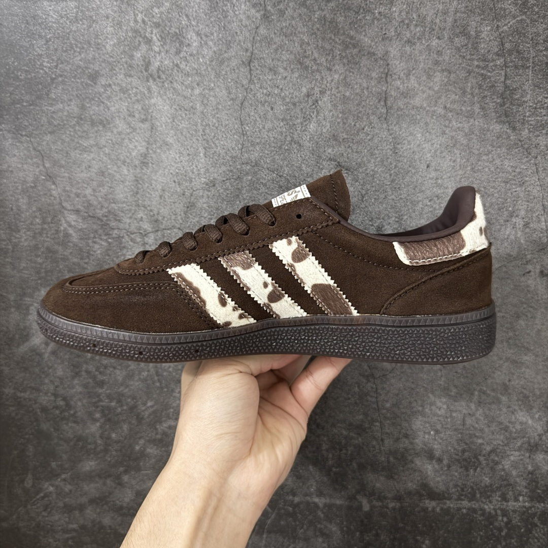 图片[2]-【纯原Y版】Adidas Handball Spezial 三叶草手球球德训鞋 全鞋采用yezzy500一样的皮料 进口长绒皮，特殊工艺技术 原盒包装 牛筋耐磨大底 承载青春情怀的板鞋，是现在潮男靓女上脚的大热鞋款 经典三条杠装饰鞋侧 品牌辨识度清晰 货号：KJ7422 尺码：36 36.5 37 38 38.5 39 40 40.5 41 42 42.5 43 44 44.5 45-选品中心
