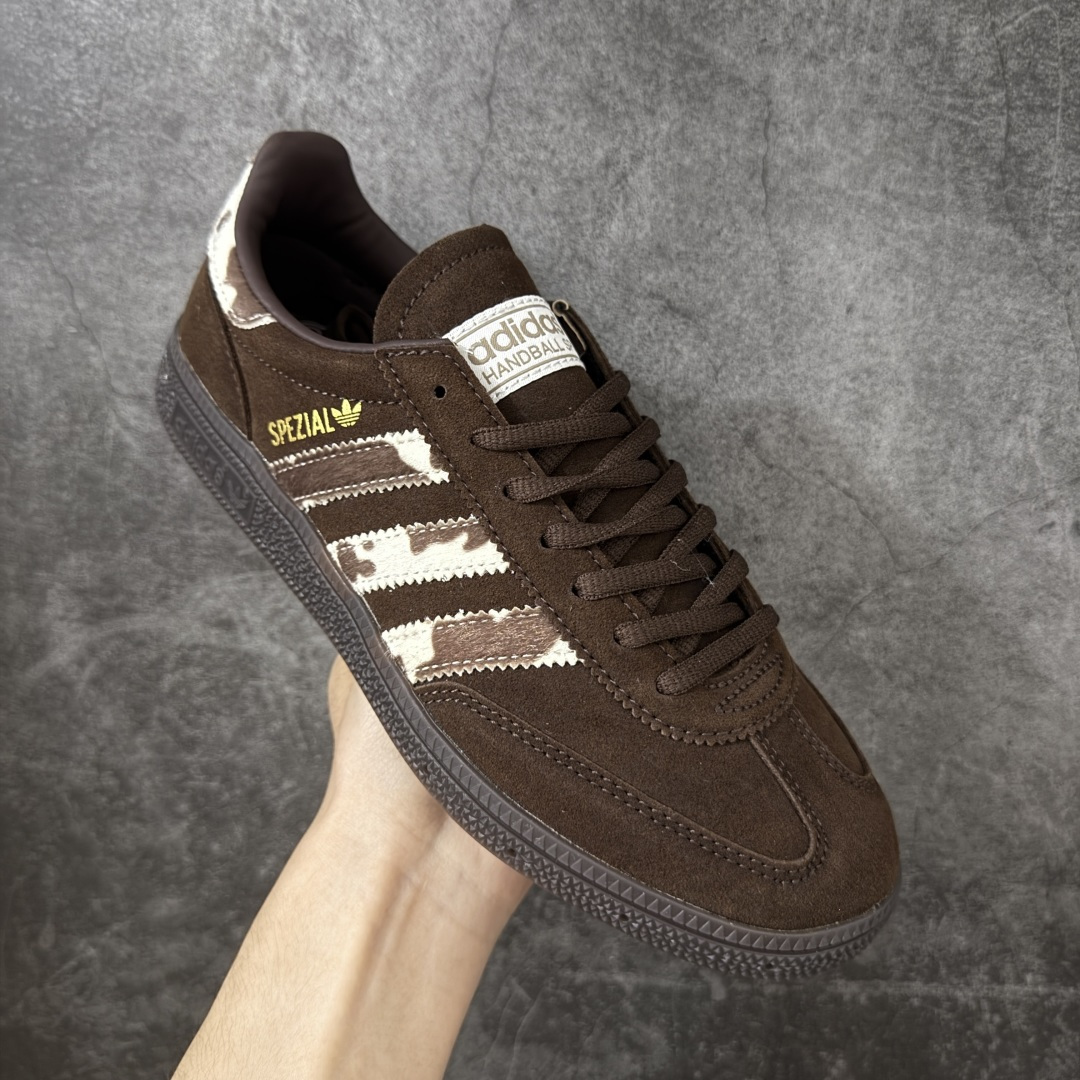 图片[3]-【纯原Y版】Adidas Handball Spezial 三叶草手球球德训鞋 全鞋采用yezzy500一样的皮料 进口长绒皮，特殊工艺技术 原盒包装 牛筋耐磨大底 承载青春情怀的板鞋，是现在潮男靓女上脚的大热鞋款 经典三条杠装饰鞋侧 品牌辨识度清晰 货号：KJ7422 尺码：36 36.5 37 38 38.5 39 40 40.5 41 42 42.5 43 44 44.5 45-选品中心