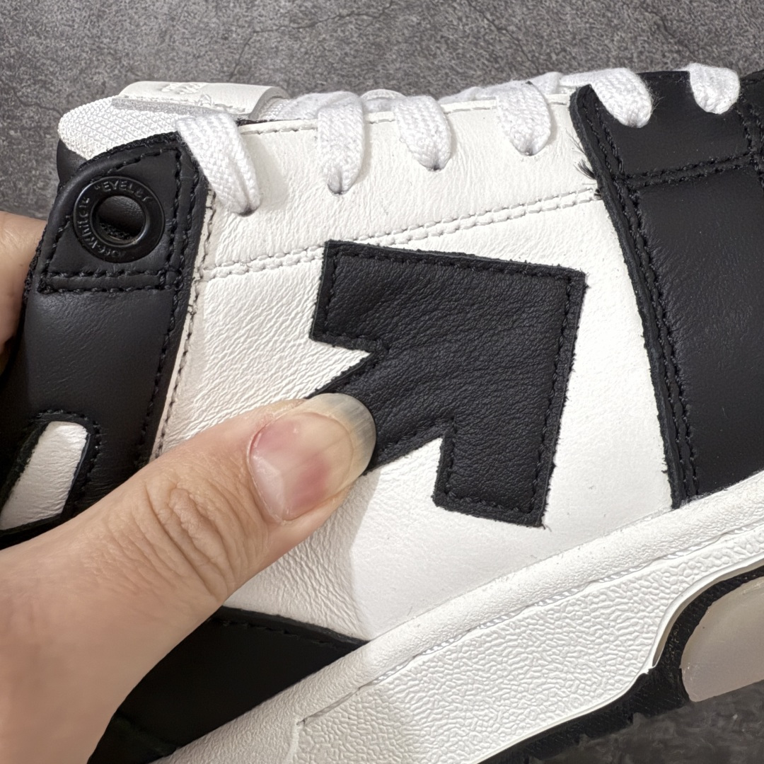 图片[3]-【原厂版】OFF-WHITE Out Of Office OW低帮时尚板鞋 白绿 全新版本 大厂出货 全头层软质皮料 质感满分💯 细节描述市场货 配件齐全 杨幂同款 由经典配色打造 箭头符号、ZipTie 标签、1ogo印花等经典元素皆在此呈现 让人一眼明了 Off-White 的潮流身份 单品以黑白配色皮质制成 饰有品牌标志性 zip Tie 束线带吊牌 侧面饰有 Arrows 图案 展现出品牌对街头风格的偏爱 原厂原档案开发 原盒原标原厂头层皮料 官方原版设计 做工细节全方位对比原鞋 尺码：35 36 37 38 39 40 41 42 43 44 45 46 47-选品中心