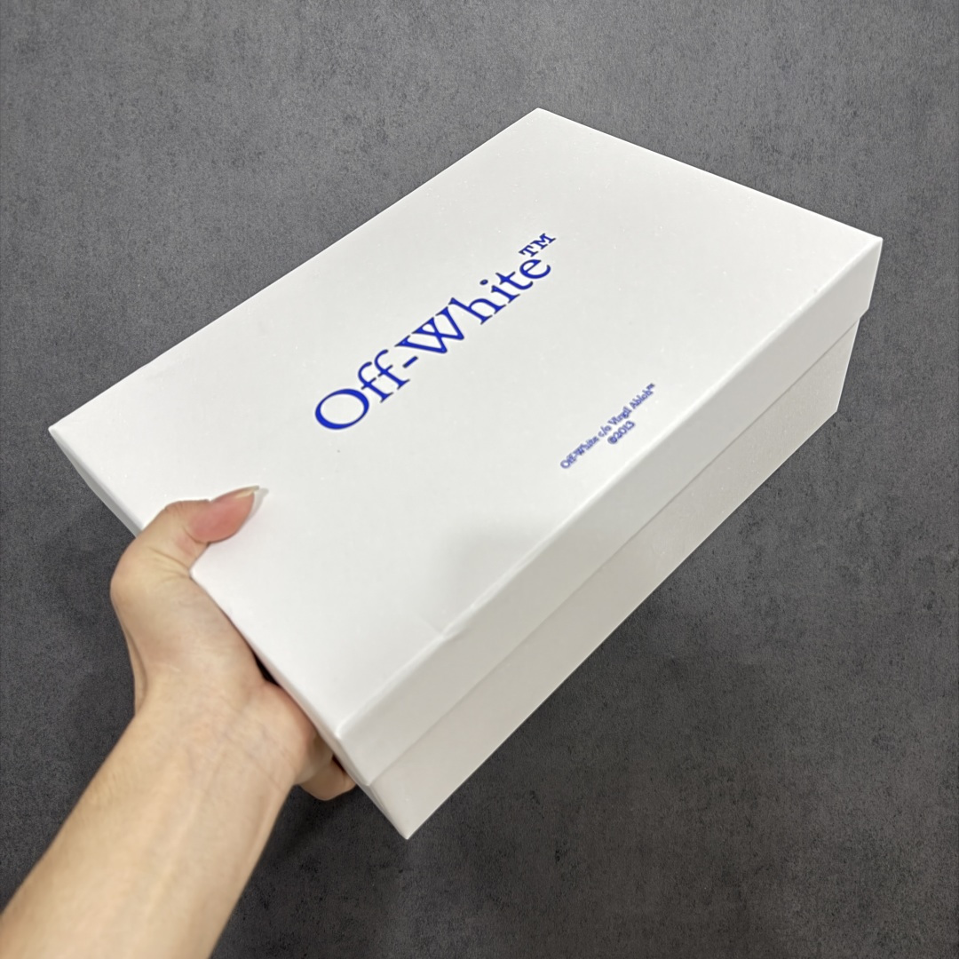 图片[9]-【原厂版】OFF-WHITE Out Of Office OW低帮时尚板鞋 白绿 全新版本 大厂出货 全头层软质皮料 质感满分💯 细节描述市场货 配件齐全 杨幂同款 由经典配色打造 箭头符号、ZipTie 标签、1ogo印花等经典元素皆在此呈现 让人一眼明了 Off-White 的潮流身份 单品以黑白配色皮质制成 饰有品牌标志性 zip Tie 束线带吊牌 侧面饰有 Arrows 图案 展现出品牌对街头风格的偏爱 原厂原档案开发 原盒原标原厂头层皮料 官方原版设计 做工细节全方位对比原鞋 尺码：35 36 37 38 39 40 41 42 43 44 45 46 47-选品中心