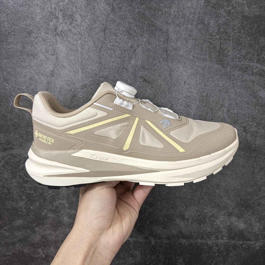 【公司级】DESCENTE 迪桑特 LAVITATE WIRE 3.0 GTX 城市通勤 户外低帮防水跑鞋 鞋面搭载 GORE-TEX 防水透气膜，能有效阻挡雨水渗入，同时排出鞋内湿气，雨天通勤、轻徒步都能保持干爽舒适。鞋舌处的 BOA 旋钮，轻轻一拧就能快速收紧鞋带，穿脱超方便，运动中也能随时调节包裹度。中底搭载迪桑特的 LAVITATE 缓震科技，脚感软弹且回弹迅速，长距离跑步或日常暴走都能有效缓解足部压力。外底采用耐磨橡胶材质，纹路专为湿滑路面和柏油路优化，抓地力强，无论是跑步还是日常通勤都很合适。 尺码：36 37 38 39 40 41 42 43 44 45-选品中心