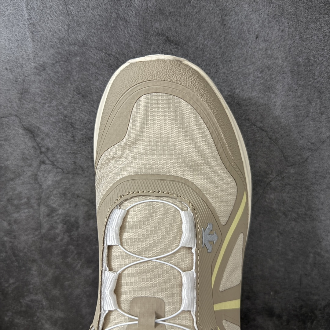 图片[5]-【公司级】DESCENTE 迪桑特 LAVITATE WIRE 3.0 GTX 城市通勤 户外低帮防水跑鞋 鞋面搭载 GORE-TEX 防水透气膜，能有效阻挡雨水渗入，同时排出鞋内湿气，雨天通勤、轻徒步都能保持干爽舒适。鞋舌处的 BOA 旋钮，轻轻一拧就能快速收紧鞋带，穿脱超方便，运动中也能随时调节包裹度。中底搭载迪桑特的 LAVITATE 缓震科技，脚感软弹且回弹迅速，长距离跑步或日常暴走都能有效缓解足部压力。外底采用耐磨橡胶材质，纹路专为湿滑路面和柏油路优化，抓地力强，无论是跑步还是日常通勤都很合适。 尺码：36 37 38 39 40 41 42 43 44 45-选品中心