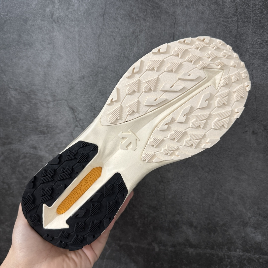 图片[9]-【公司级】DESCENTE 迪桑特 LAVITATE WIRE 3.0 GTX 城市通勤 户外低帮防水跑鞋 鞋面搭载 GORE-TEX 防水透气膜，能有效阻挡雨水渗入，同时排出鞋内湿气，雨天通勤、轻徒步都能保持干爽舒适。鞋舌处的 BOA 旋钮，轻轻一拧就能快速收紧鞋带，穿脱超方便，运动中也能随时调节包裹度。中底搭载迪桑特的 LAVITATE 缓震科技，脚感软弹且回弹迅速，长距离跑步或日常暴走都能有效缓解足部压力。外底采用耐磨橡胶材质，纹路专为湿滑路面和柏油路优化，抓地力强，无论是跑步还是日常通勤都很合适。 尺码：36 37 38 39 40 41 42 43 44 45-选品中心