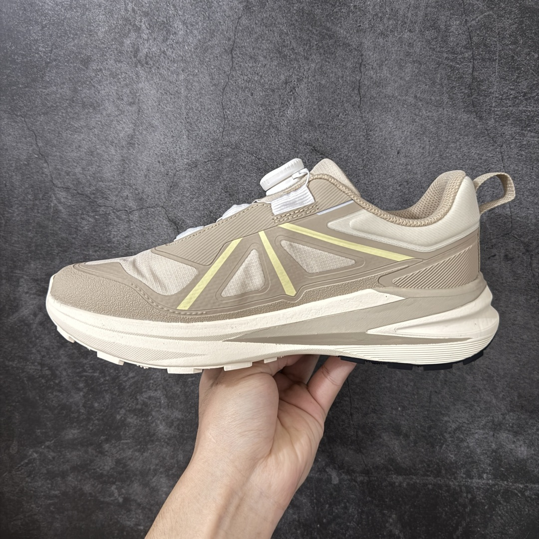 图片[2]-【公司级】DESCENTE 迪桑特 LAVITATE WIRE 3.0 GTX 城市通勤 户外低帮防水跑鞋 鞋面搭载 GORE-TEX 防水透气膜，能有效阻挡雨水渗入，同时排出鞋内湿气，雨天通勤、轻徒步都能保持干爽舒适。鞋舌处的 BOA 旋钮，轻轻一拧就能快速收紧鞋带，穿脱超方便，运动中也能随时调节包裹度。中底搭载迪桑特的 LAVITATE 缓震科技，脚感软弹且回弹迅速，长距离跑步或日常暴走都能有效缓解足部压力。外底采用耐磨橡胶材质，纹路专为湿滑路面和柏油路优化，抓地力强，无论是跑步还是日常通勤都很合适。 尺码：36 37 38 39 40 41 42 43 44 45-选品中心