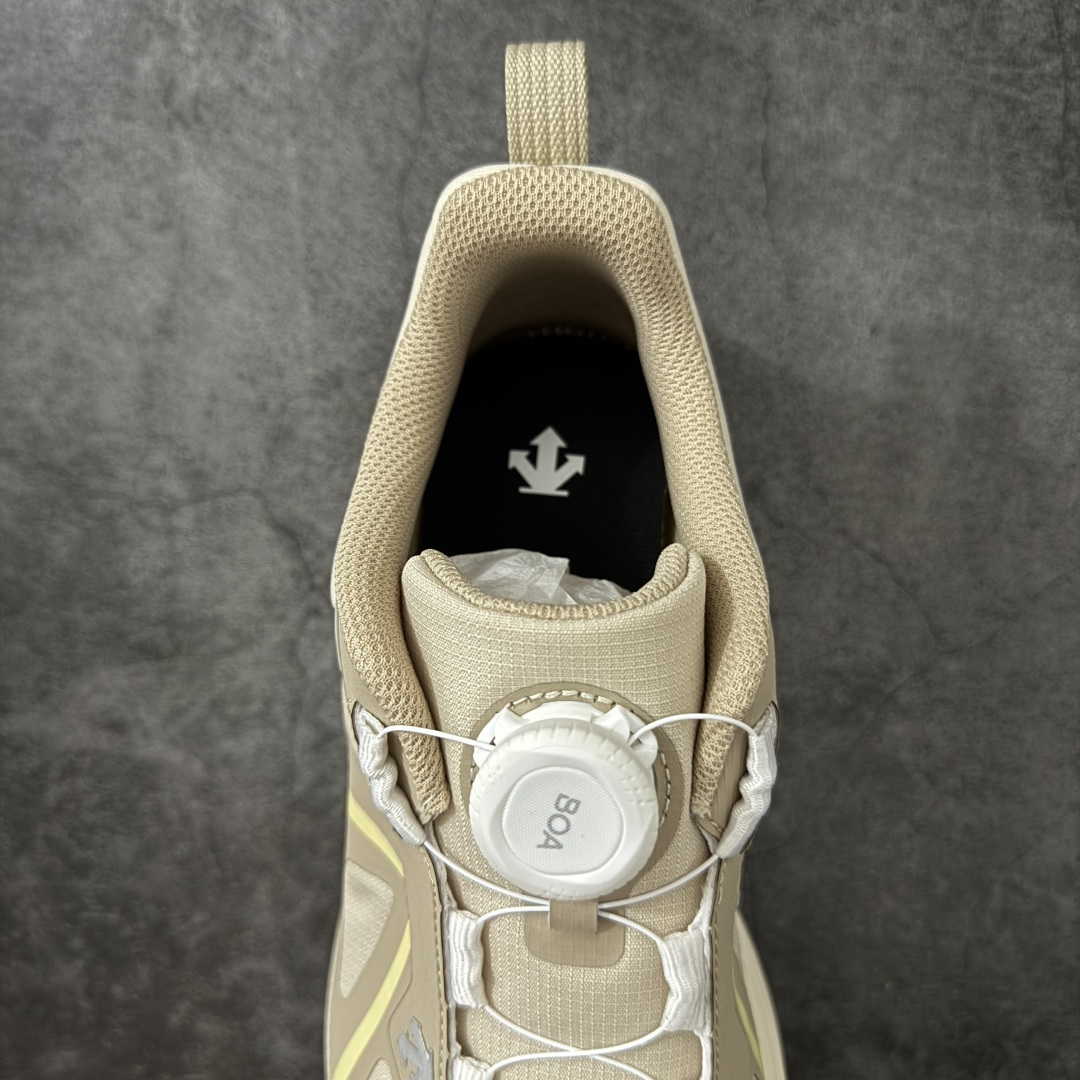 图片[8]-【公司级】DESCENTE 迪桑特 LAVITATE WIRE 3.0 GTX 城市通勤 户外低帮防水跑鞋 鞋面搭载 GORE-TEX 防水透气膜，能有效阻挡雨水渗入，同时排出鞋内湿气，雨天通勤、轻徒步都能保持干爽舒适。鞋舌处的 BOA 旋钮，轻轻一拧就能快速收紧鞋带，穿脱超方便，运动中也能随时调节包裹度。中底搭载迪桑特的 LAVITATE 缓震科技，脚感软弹且回弹迅速，长距离跑步或日常暴走都能有效缓解足部压力。外底采用耐磨橡胶材质，纹路专为湿滑路面和柏油路优化，抓地力强，无论是跑步还是日常通勤都很合适。 尺码：36 37 38 39 40 41 42 43 44 45-选品中心