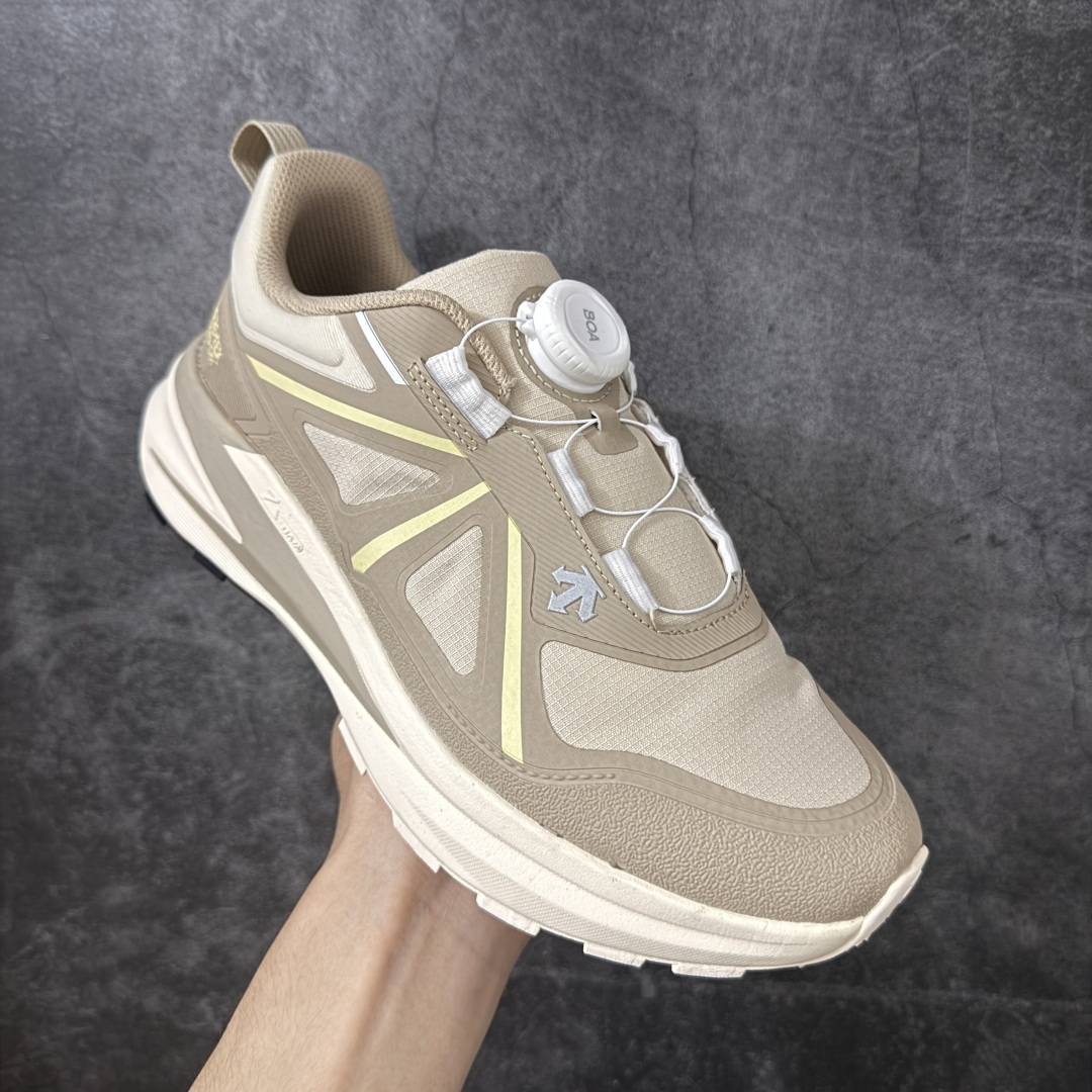 图片[3]-【公司级】DESCENTE 迪桑特 LAVITATE WIRE 3.0 GTX 城市通勤 户外低帮防水跑鞋 鞋面搭载 GORE-TEX 防水透气膜，能有效阻挡雨水渗入，同时排出鞋内湿气，雨天通勤、轻徒步都能保持干爽舒适。鞋舌处的 BOA 旋钮，轻轻一拧就能快速收紧鞋带，穿脱超方便，运动中也能随时调节包裹度。中底搭载迪桑特的 LAVITATE 缓震科技，脚感软弹且回弹迅速，长距离跑步或日常暴走都能有效缓解足部压力。外底采用耐磨橡胶材质，纹路专为湿滑路面和柏油路优化，抓地力强，无论是跑步还是日常通勤都很合适。 尺码：36 37 38 39 40 41 42 43 44 45-选品中心
