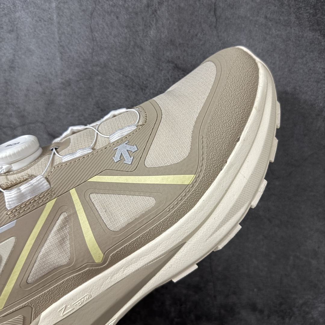 图片[6]-【公司级】DESCENTE 迪桑特 LAVITATE WIRE 3.0 GTX 城市通勤 户外低帮防水跑鞋 鞋面搭载 GORE-TEX 防水透气膜，能有效阻挡雨水渗入，同时排出鞋内湿气，雨天通勤、轻徒步都能保持干爽舒适。鞋舌处的 BOA 旋钮，轻轻一拧就能快速收紧鞋带，穿脱超方便，运动中也能随时调节包裹度。中底搭载迪桑特的 LAVITATE 缓震科技，脚感软弹且回弹迅速，长距离跑步或日常暴走都能有效缓解足部压力。外底采用耐磨橡胶材质，纹路专为湿滑路面和柏油路优化，抓地力强，无论是跑步还是日常通勤都很合适。 尺码：36 37 38 39 40 41 42 43 44 45-选品中心