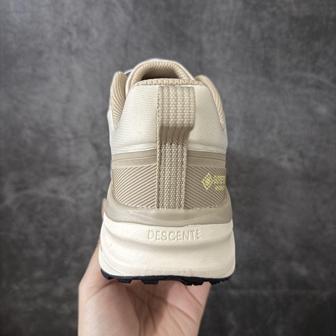 图片[4]-【公司级】DESCENTE 迪桑特 LAVITATE WIRE 3.0 GTX 城市通勤 户外低帮防水跑鞋 鞋面搭载 GORE-TEX 防水透气膜，能有效阻挡雨水渗入，同时排出鞋内湿气，雨天通勤、轻徒步都能保持干爽舒适。鞋舌处的 BOA 旋钮，轻轻一拧就能快速收紧鞋带，穿脱超方便，运动中也能随时调节包裹度。中底搭载迪桑特的 LAVITATE 缓震科技，脚感软弹且回弹迅速，长距离跑步或日常暴走都能有效缓解足部压力。外底采用耐磨橡胶材质，纹路专为湿滑路面和柏油路优化，抓地力强，无论是跑步还是日常通勤都很合适。 尺码：36 37 38 39 40 41 42 43 44 45-选品中心