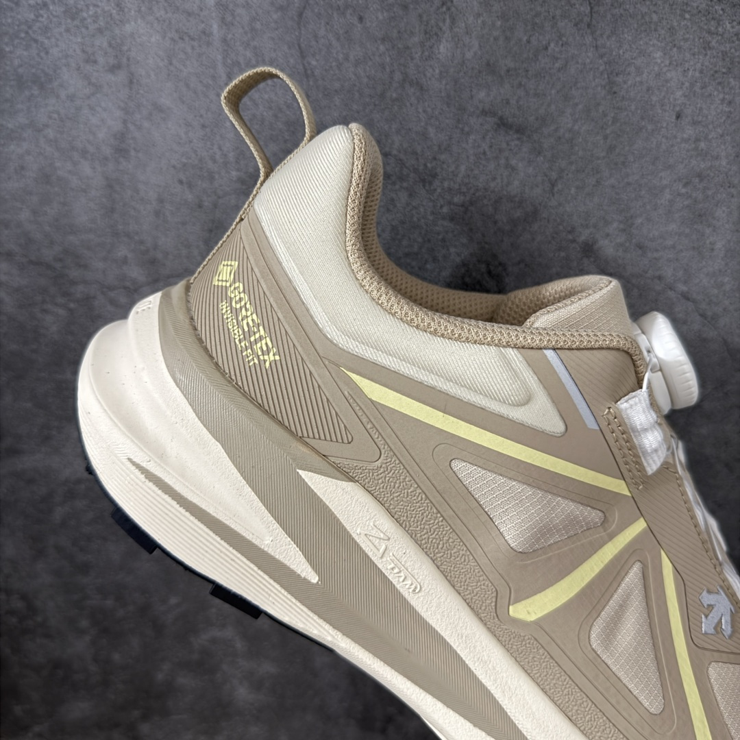 图片[7]-【公司级】DESCENTE 迪桑特 LAVITATE WIRE 3.0 GTX 城市通勤 户外低帮防水跑鞋 鞋面搭载 GORE-TEX 防水透气膜，能有效阻挡雨水渗入，同时排出鞋内湿气，雨天通勤、轻徒步都能保持干爽舒适。鞋舌处的 BOA 旋钮，轻轻一拧就能快速收紧鞋带，穿脱超方便，运动中也能随时调节包裹度。中底搭载迪桑特的 LAVITATE 缓震科技，脚感软弹且回弹迅速，长距离跑步或日常暴走都能有效缓解足部压力。外底采用耐磨橡胶材质，纹路专为湿滑路面和柏油路优化，抓地力强，无论是跑步还是日常通勤都很合适。 尺码：36 37 38 39 40 41 42 43 44 45-选品中心