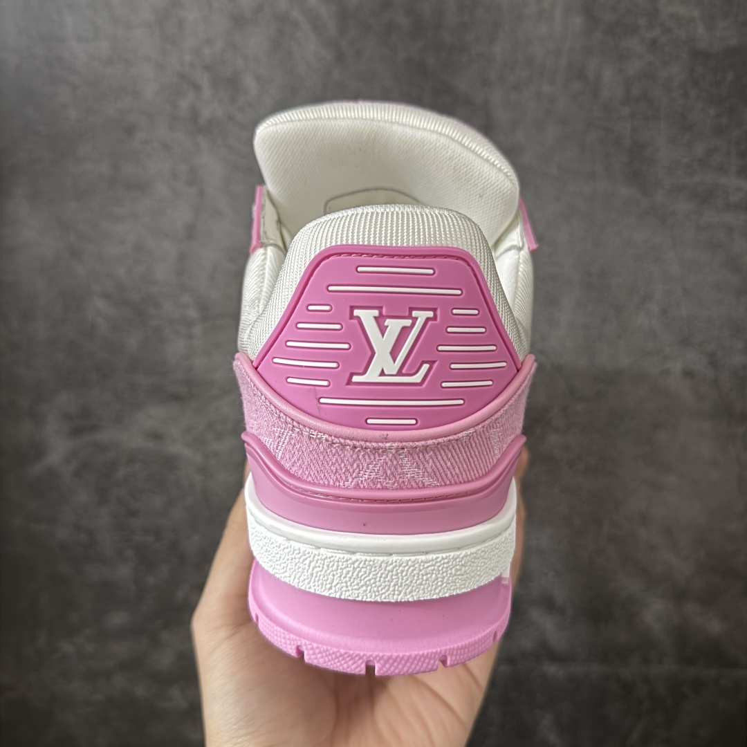 图片[4]-【XC版本】Louis Vuitton LV Trainer系列 新配色入库上架 市场货一堆的东西没必要做文案吹嘘 实拍如图 所见即所得 细节细揣摩 让你感受真正的好货 ＃底部独家私模大底＋进口TPU材质打造 ＃面部原厂牛仔布（花型匹配公司货）＋进口大荔枝纹牛头层革 ＃原厂铜模高频印花深度、位置匹配公司货 ＃原装欧斯耐鞋垫＋耐撕裂布 ＃定制超硬礼盒包装＋双棉布袋配件＋三卡 尺码：35 36 37 38 39 正常运动鞋尺码-选品中心