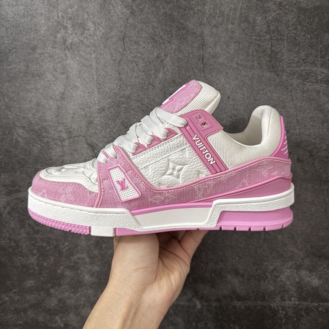 图片[2]-【XC版本】Louis Vuitton LV Trainer系列 新配色入库上架 市场货一堆的东西没必要做文案吹嘘 实拍如图 所见即所得 细节细揣摩 让你感受真正的好货 ＃底部独家私模大底＋进口TPU材质打造 ＃面部原厂牛仔布（花型匹配公司货）＋进口大荔枝纹牛头层革 ＃原厂铜模高频印花深度、位置匹配公司货 ＃原装欧斯耐鞋垫＋耐撕裂布 ＃定制超硬礼盒包装＋双棉布袋配件＋三卡 尺码：35 36 37 38 39 正常运动鞋尺码-选品中心