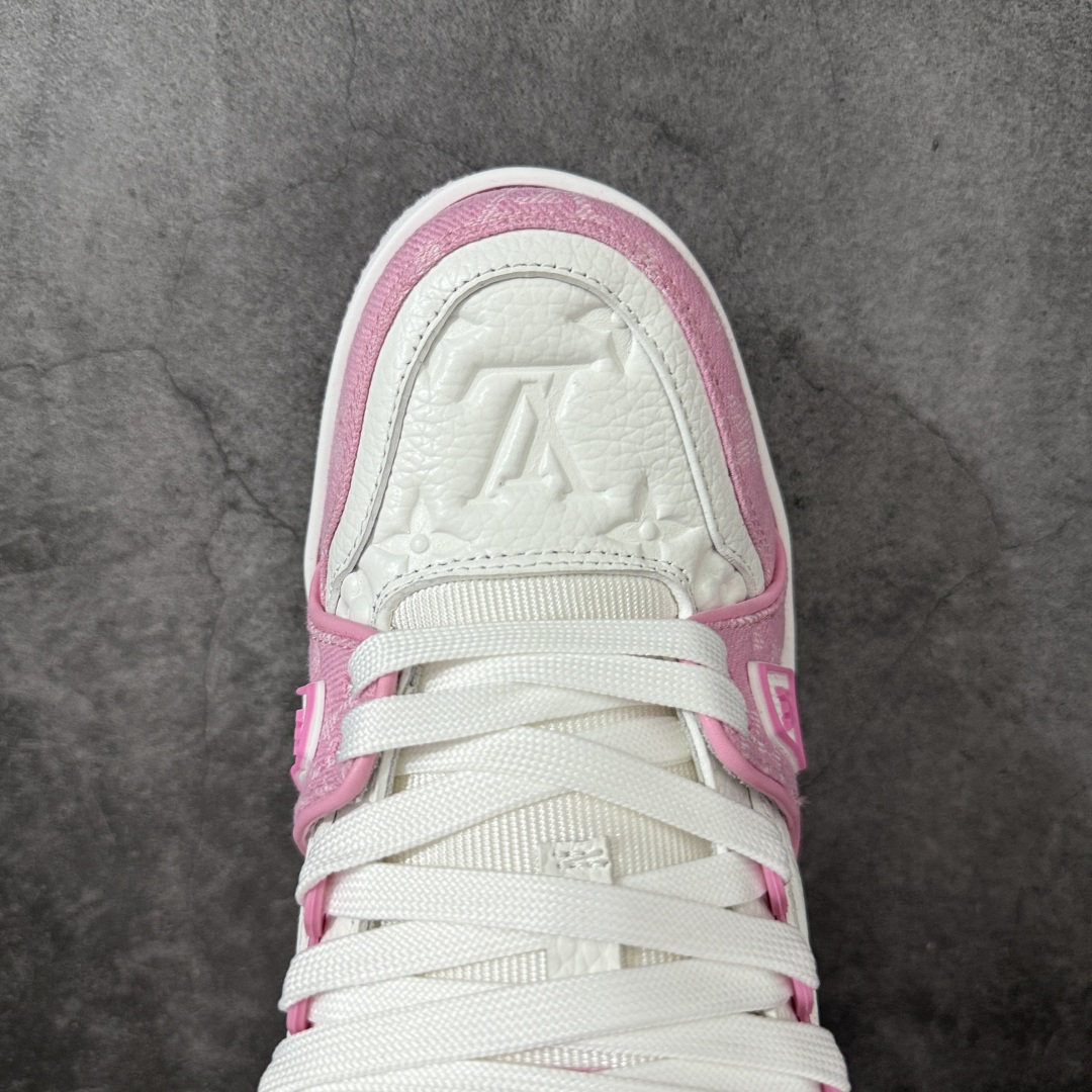 图片[5]-【XC版本】Louis Vuitton LV Trainer系列 新配色入库上架 市场货一堆的东西没必要做文案吹嘘 实拍如图 所见即所得 细节细揣摩 让你感受真正的好货 ＃底部独家私模大底＋进口TPU材质打造 ＃面部原厂牛仔布（花型匹配公司货）＋进口大荔枝纹牛头层革 ＃原厂铜模高频印花深度、位置匹配公司货 ＃原装欧斯耐鞋垫＋耐撕裂布 ＃定制超硬礼盒包装＋双棉布袋配件＋三卡 尺码：35 36 37 38 39 正常运动鞋尺码-选品中心