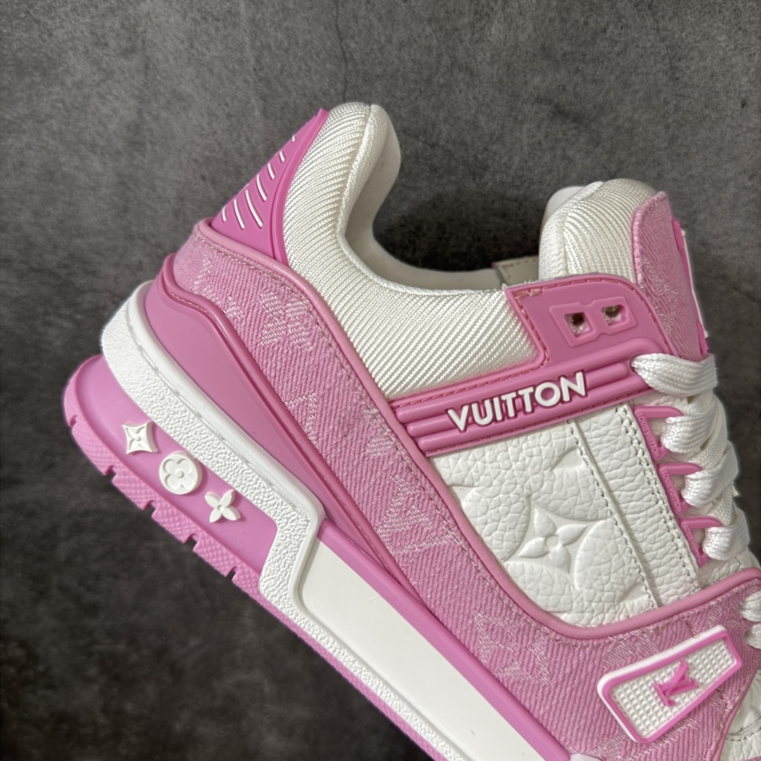 图片[7]-【XC版本】Louis Vuitton LV Trainer系列 新配色入库上架 市场货一堆的东西没必要做文案吹嘘 实拍如图 所见即所得 细节细揣摩 让你感受真正的好货 ＃底部独家私模大底＋进口TPU材质打造 ＃面部原厂牛仔布（花型匹配公司货）＋进口大荔枝纹牛头层革 ＃原厂铜模高频印花深度、位置匹配公司货 ＃原装欧斯耐鞋垫＋耐撕裂布 ＃定制超硬礼盒包装＋双棉布袋配件＋三卡 尺码：35 36 37 38 39 正常运动鞋尺码-选品中心