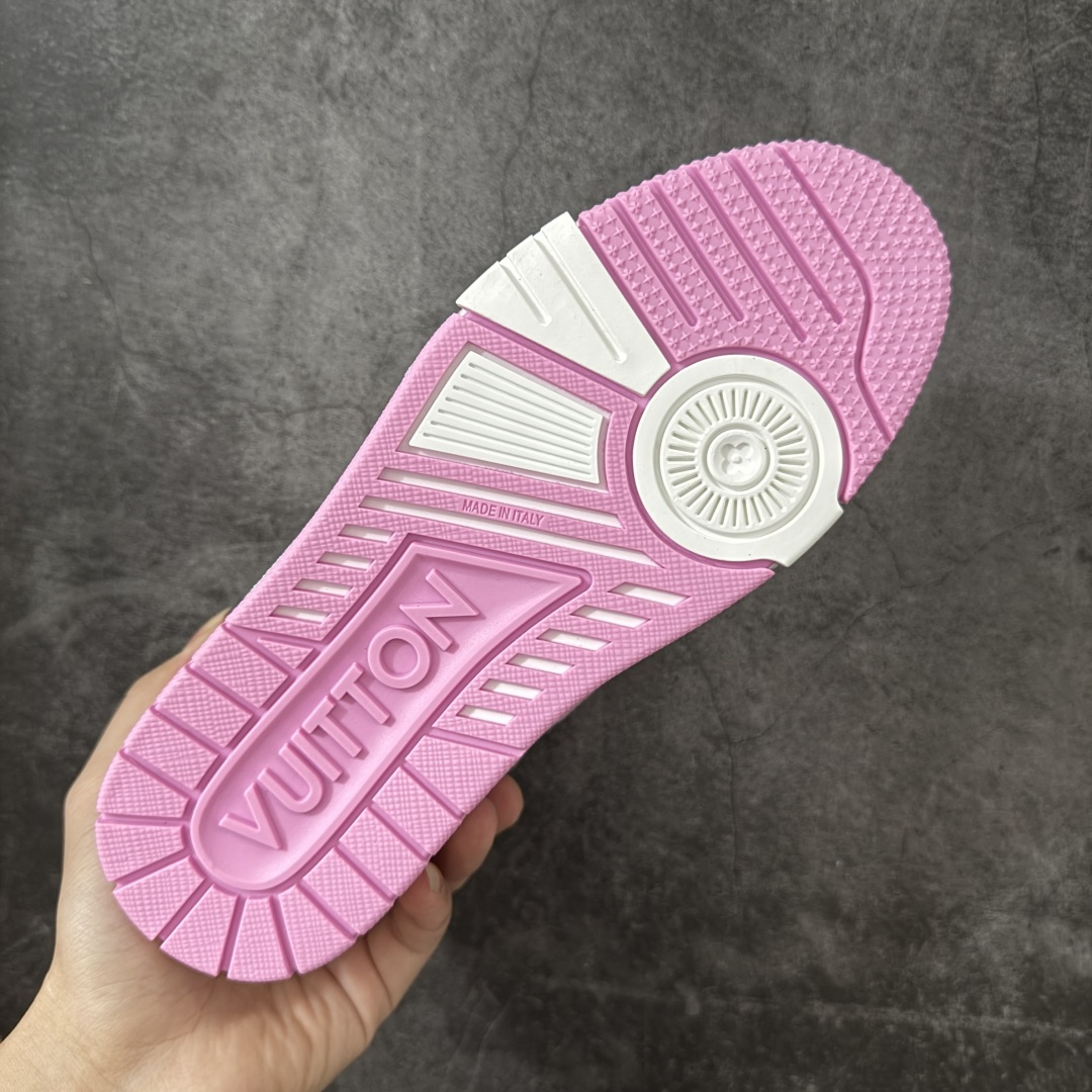 图片[9]-【XC版本】Louis Vuitton LV Trainer系列 新配色入库上架 市场货一堆的东西没必要做文案吹嘘 实拍如图 所见即所得 细节细揣摩 让你感受真正的好货 ＃底部独家私模大底＋进口TPU材质打造 ＃面部原厂牛仔布（花型匹配公司货）＋进口大荔枝纹牛头层革 ＃原厂铜模高频印花深度、位置匹配公司货 ＃原装欧斯耐鞋垫＋耐撕裂布 ＃定制超硬礼盒包装＋双棉布袋配件＋三卡 尺码：35 36 37 38 39 正常运动鞋尺码-选品中心