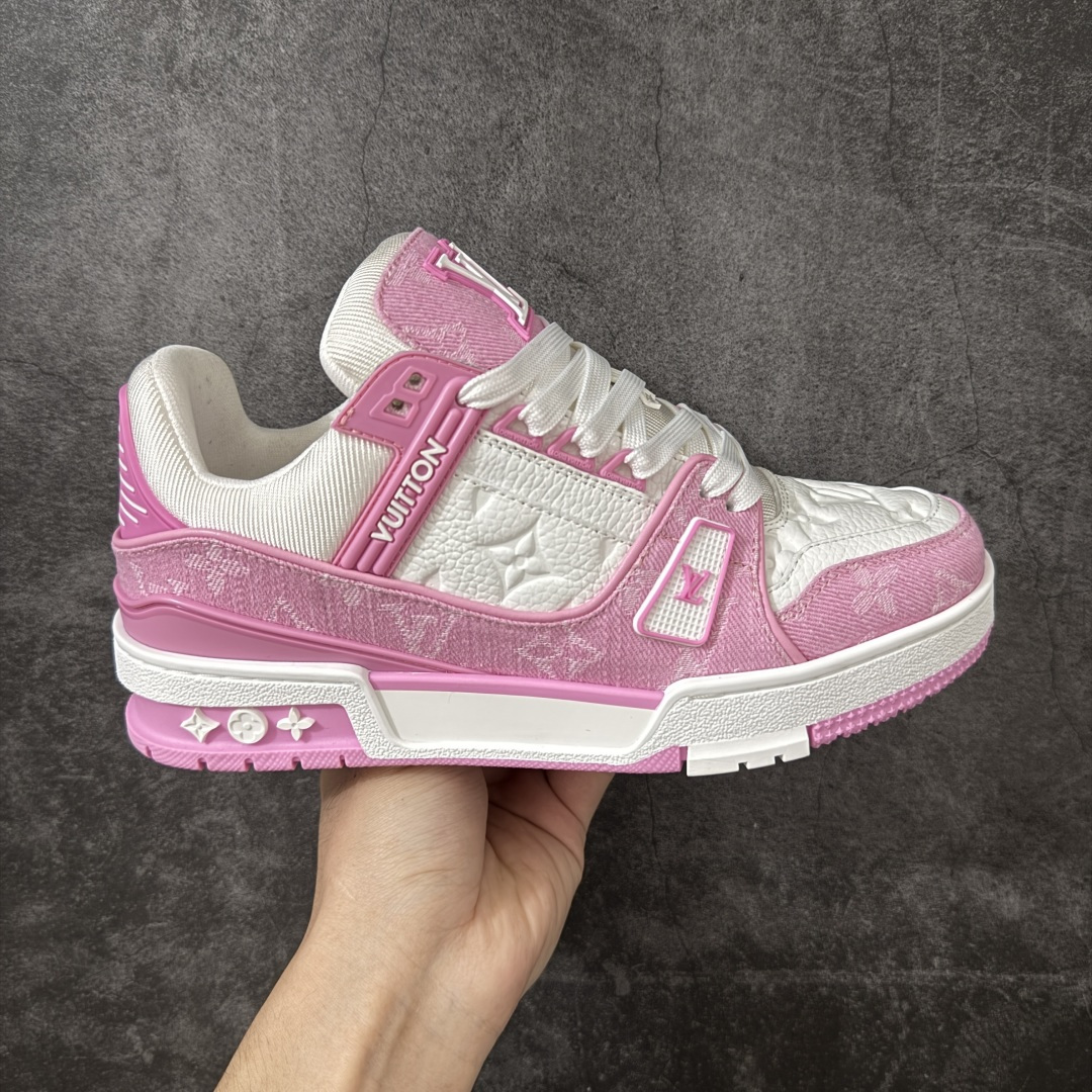 【XC版本】Louis Vuitton LV Trainer系列 新配色入库上架 市场货一堆的东西没必要做文案吹嘘 实拍如图 所见即所得 细节细揣摩 让你感受真正的好货 ＃底部独家私模大底＋进口TPU材质打造 ＃面部原厂牛仔布（花型匹配公司货）＋进口大荔枝纹牛头层革 ＃原厂铜模高频印花深度、位置匹配公司货 ＃原装欧斯耐鞋垫＋耐撕裂布 ＃定制超硬礼盒包装＋双棉布袋配件＋三卡 尺码：35 36 37 38 39 正常运动鞋尺码-选品中心
