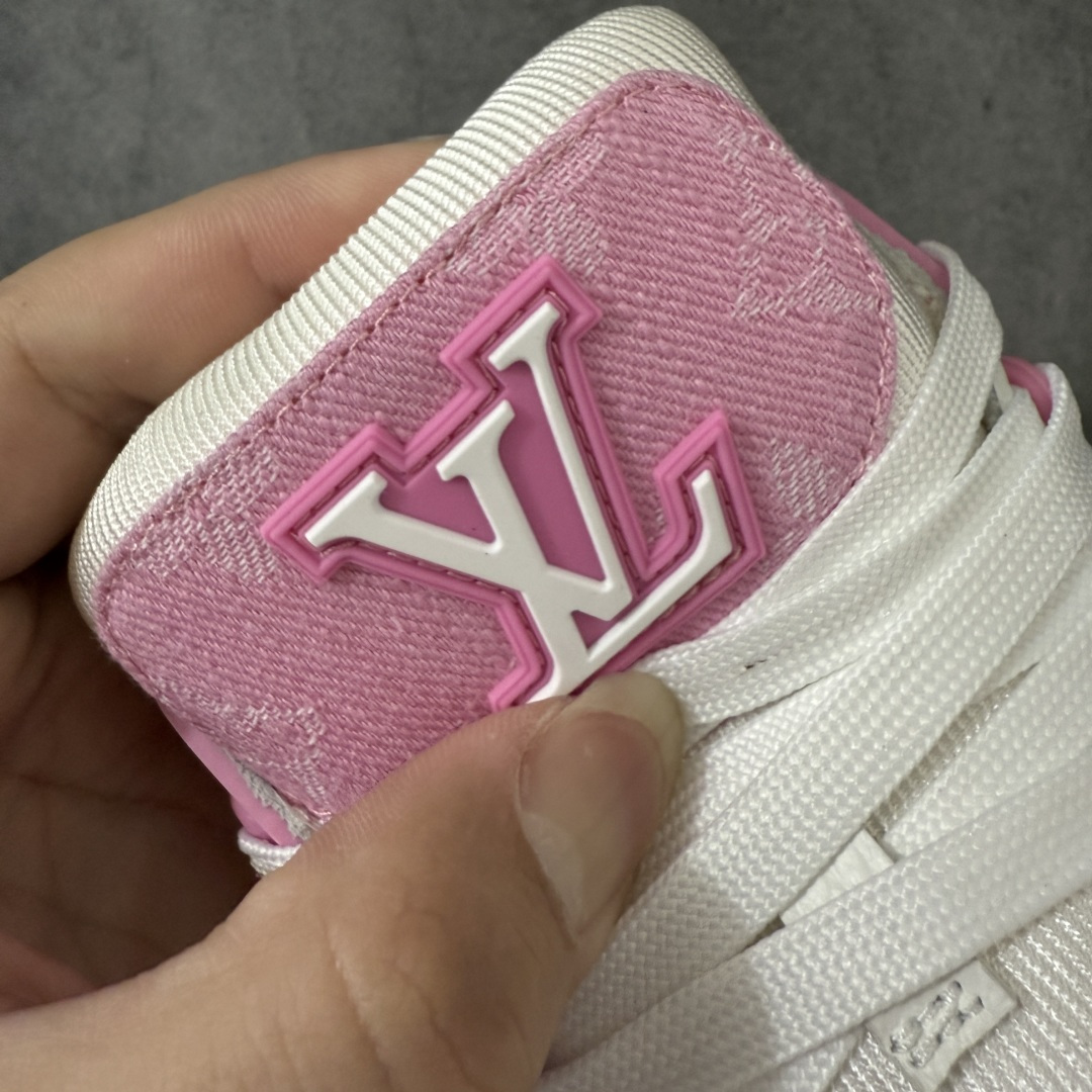图片[6]-【XC版本】Louis Vuitton LV Trainer系列 新配色入库上架 市场货一堆的东西没必要做文案吹嘘 实拍如图 所见即所得 细节细揣摩 让你感受真正的好货 ＃底部独家私模大底＋进口TPU材质打造 ＃面部原厂牛仔布（花型匹配公司货）＋进口大荔枝纹牛头层革 ＃原厂铜模高频印花深度、位置匹配公司货 ＃原装欧斯耐鞋垫＋耐撕裂布 ＃定制超硬礼盒包装＋双棉布袋配件＋三卡 尺码：35 36 37 38 39 正常运动鞋尺码-选品中心