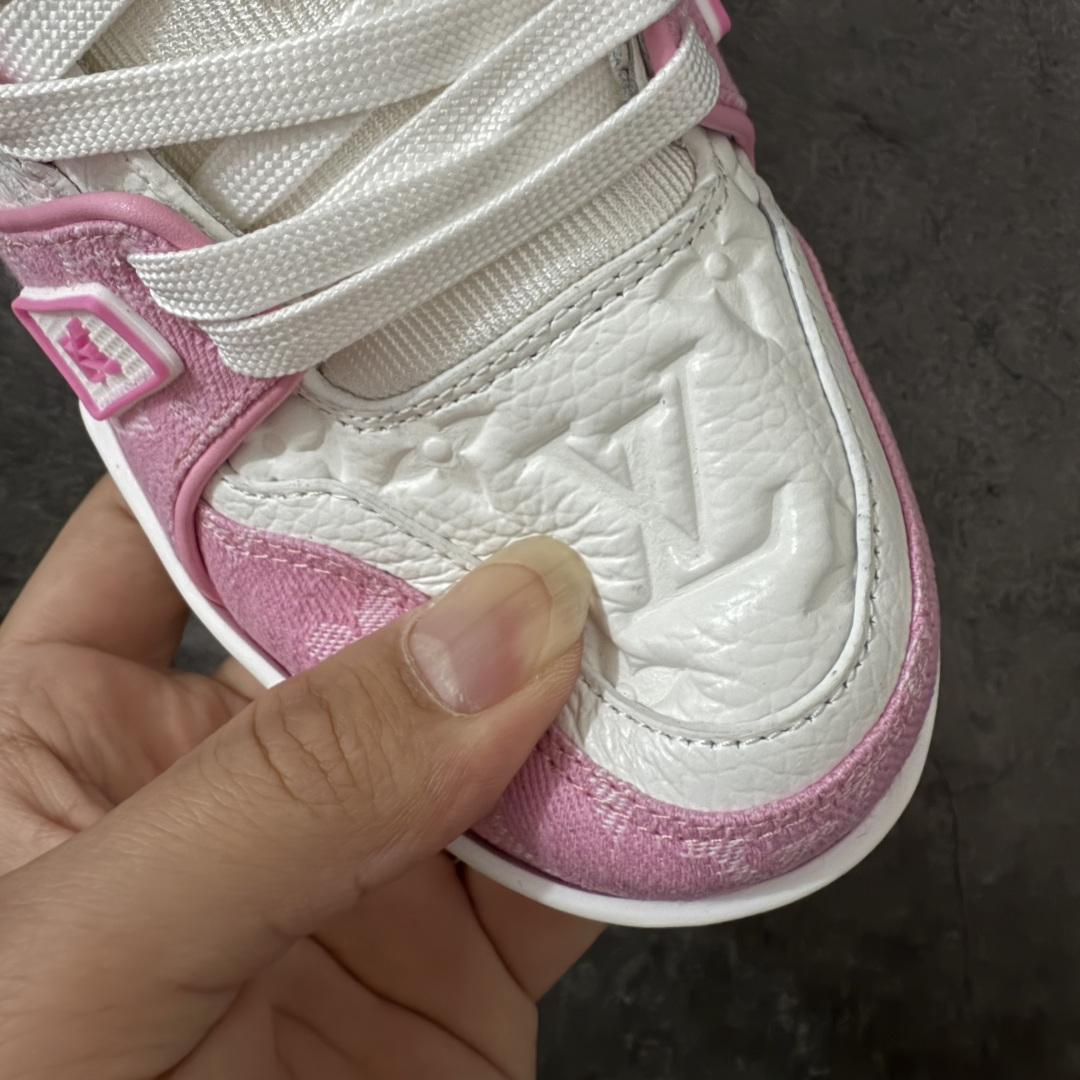 图片[5]-【XC版本】Louis Vuitton LV Trainer系列 新配色入库上架 市场货一堆的东西没必要做文案吹嘘 实拍如图 所见即所得 细节细揣摩 让你感受真正的好货 ＃底部独家私模大底＋进口TPU材质打造 ＃面部原厂牛仔布（花型匹配公司货）＋进口大荔枝纹牛头层革 ＃原厂铜模高频印花深度、位置匹配公司货 ＃原装欧斯耐鞋垫＋耐撕裂布 ＃定制超硬礼盒包装＋双棉布袋配件＋三卡 尺码：35 36 37 38 39 正常运动鞋尺码-选品中心