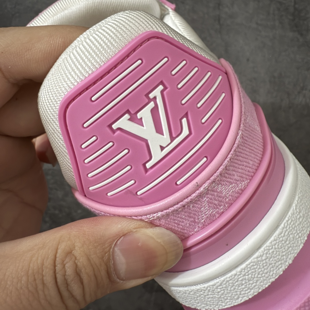 图片[2]-【XC版本】Louis Vuitton LV Trainer系列 新配色入库上架 市场货一堆的东西没必要做文案吹嘘 实拍如图 所见即所得 细节细揣摩 让你感受真正的好货 ＃底部独家私模大底＋进口TPU材质打造 ＃面部原厂牛仔布（花型匹配公司货）＋进口大荔枝纹牛头层革 ＃原厂铜模高频印花深度、位置匹配公司货 ＃原装欧斯耐鞋垫＋耐撕裂布 ＃定制超硬礼盒包装＋双棉布袋配件＋三卡 尺码：35 36 37 38 39 正常运动鞋尺码-选品中心