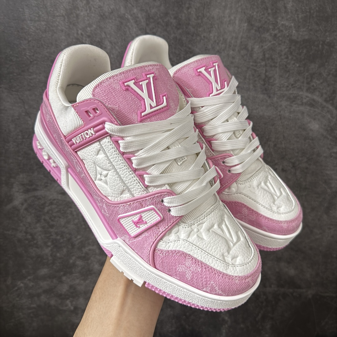 【XC版本】Louis Vuitton LV Trainer系列 新配色入库上架 市场货一堆的东西没必要做文案吹嘘 实拍如图 所见即所得 细节细揣摩 让你感受真正的好货 ＃底部独家私模大底＋进口TPU材质打造 ＃面部原厂牛仔布（花型匹配公司货）＋进口大荔枝纹牛头层革 ＃原厂铜模高频印花深度、位置匹配公司货 ＃原装欧斯耐鞋垫＋耐撕裂布 ＃定制超硬礼盒包装＋双棉布袋配件＋三卡 尺码：35 36 37 38 39 正常运动鞋尺码-选品中心