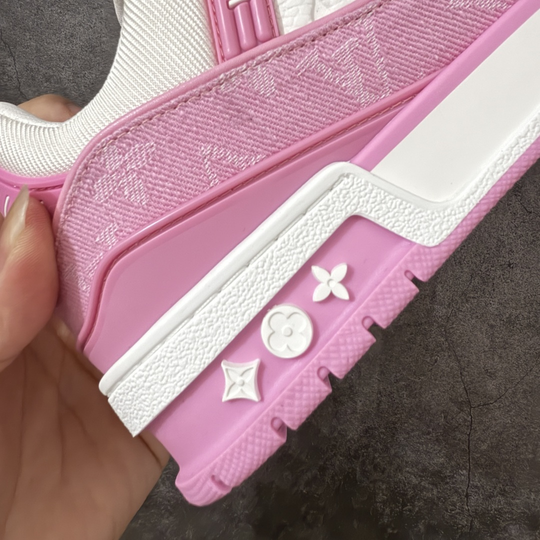 图片[3]-【XC版本】Louis Vuitton LV Trainer系列 新配色入库上架 市场货一堆的东西没必要做文案吹嘘 实拍如图 所见即所得 细节细揣摩 让你感受真正的好货 ＃底部独家私模大底＋进口TPU材质打造 ＃面部原厂牛仔布（花型匹配公司货）＋进口大荔枝纹牛头层革 ＃原厂铜模高频印花深度、位置匹配公司货 ＃原装欧斯耐鞋垫＋耐撕裂布 ＃定制超硬礼盒包装＋双棉布袋配件＋三卡 尺码：35 36 37 38 39 正常运动鞋尺码-选品中心