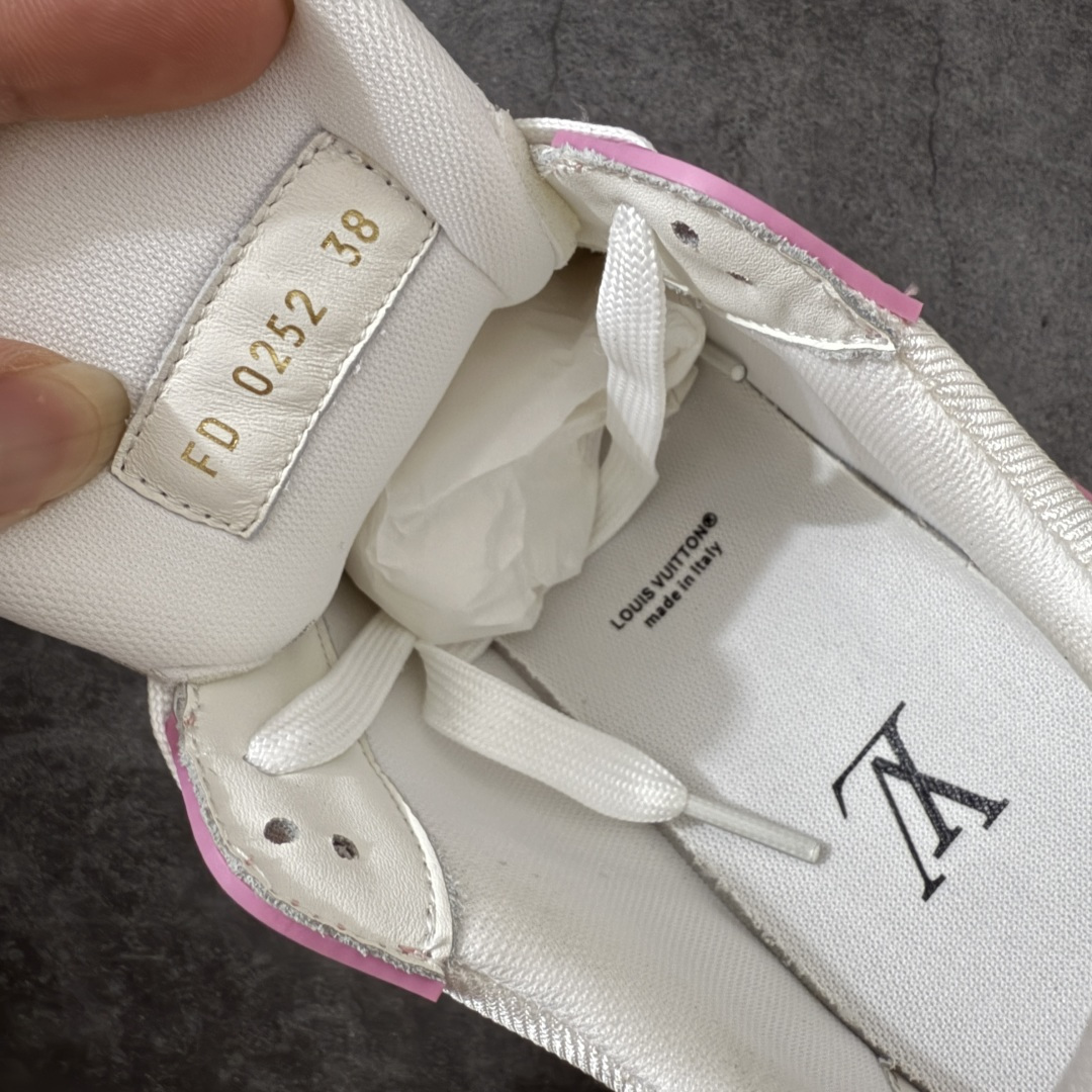 图片[7]-【XC版本】Louis Vuitton LV Trainer系列 新配色入库上架 市场货一堆的东西没必要做文案吹嘘 实拍如图 所见即所得 细节细揣摩 让你感受真正的好货 ＃底部独家私模大底＋进口TPU材质打造 ＃面部原厂牛仔布（花型匹配公司货）＋进口大荔枝纹牛头层革 ＃原厂铜模高频印花深度、位置匹配公司货 ＃原装欧斯耐鞋垫＋耐撕裂布 ＃定制超硬礼盒包装＋双棉布袋配件＋三卡 尺码：35 36 37 38 39 正常运动鞋尺码-选品中心
