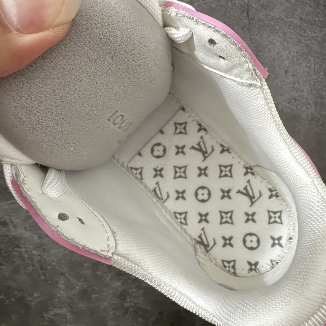 图片[8]-【XC版本】Louis Vuitton LV Trainer系列 新配色入库上架 市场货一堆的东西没必要做文案吹嘘 实拍如图 所见即所得 细节细揣摩 让你感受真正的好货 ＃底部独家私模大底＋进口TPU材质打造 ＃面部原厂牛仔布（花型匹配公司货）＋进口大荔枝纹牛头层革 ＃原厂铜模高频印花深度、位置匹配公司货 ＃原装欧斯耐鞋垫＋耐撕裂布 ＃定制超硬礼盒包装＋双棉布袋配件＋三卡 尺码：35 36 37 38 39 正常运动鞋尺码-选品中心
