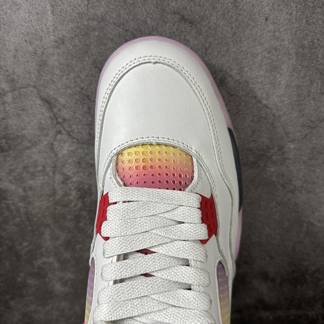 图片[5]-【TK至尊版】 Air Jordan AJ4 “Comic”漫画白粉 货号：IO2362-100 原厂头层皮料 目前市面所有大厂中 品质材料细节最好的一个版本 原汁原味完美呈现四代版型 一比一鞋头弧度高度趴度鞋身弧度 原厂麂皮绒皮料材质 数据细节工艺流程均保持公司一致 细节品控鞋型随意秒杀市面版本 原厂TPU网格鞋带扣 正确内里网布 菱角分明不变形无多余毛边 柔软性质感一致于原鞋 原厂织唛标 原厂飞人电绣工艺 独家绑鞋带手法 印刷中底布 四线拉帮 米色美纹纸贴合固定 进口港宝加持 后跟自然饱满 全鞋荧光划线卡点 追求极致完美 每一双都是工艺品 多重QC质检 超越公司货的品控标准 实实在在的免检产品 尺码：40 40.5 41 42 42.5 43 44 44.5 45 46 47.5 48.5-选品中心
