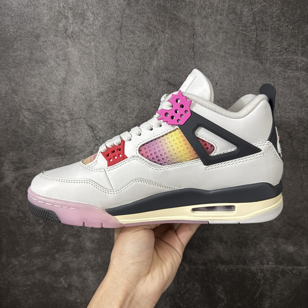 图片[2]-【TK至尊版】 Air Jordan AJ4 “Comic”漫画白粉 货号：IO2362-100 原厂头层皮料 目前市面所有大厂中 品质材料细节最好的一个版本 原汁原味完美呈现四代版型 一比一鞋头弧度高度趴度鞋身弧度 原厂麂皮绒皮料材质 数据细节工艺流程均保持公司一致 细节品控鞋型随意秒杀市面版本 原厂TPU网格鞋带扣 正确内里网布 菱角分明不变形无多余毛边 柔软性质感一致于原鞋 原厂织唛标 原厂飞人电绣工艺 独家绑鞋带手法 印刷中底布 四线拉帮 米色美纹纸贴合固定 进口港宝加持 后跟自然饱满 全鞋荧光划线卡点 追求极致完美 每一双都是工艺品 多重QC质检 超越公司货的品控标准 实实在在的免检产品 尺码：40 40.5 41 42 42.5 43 44 44.5 45 46 47.5 48.5-选品中心