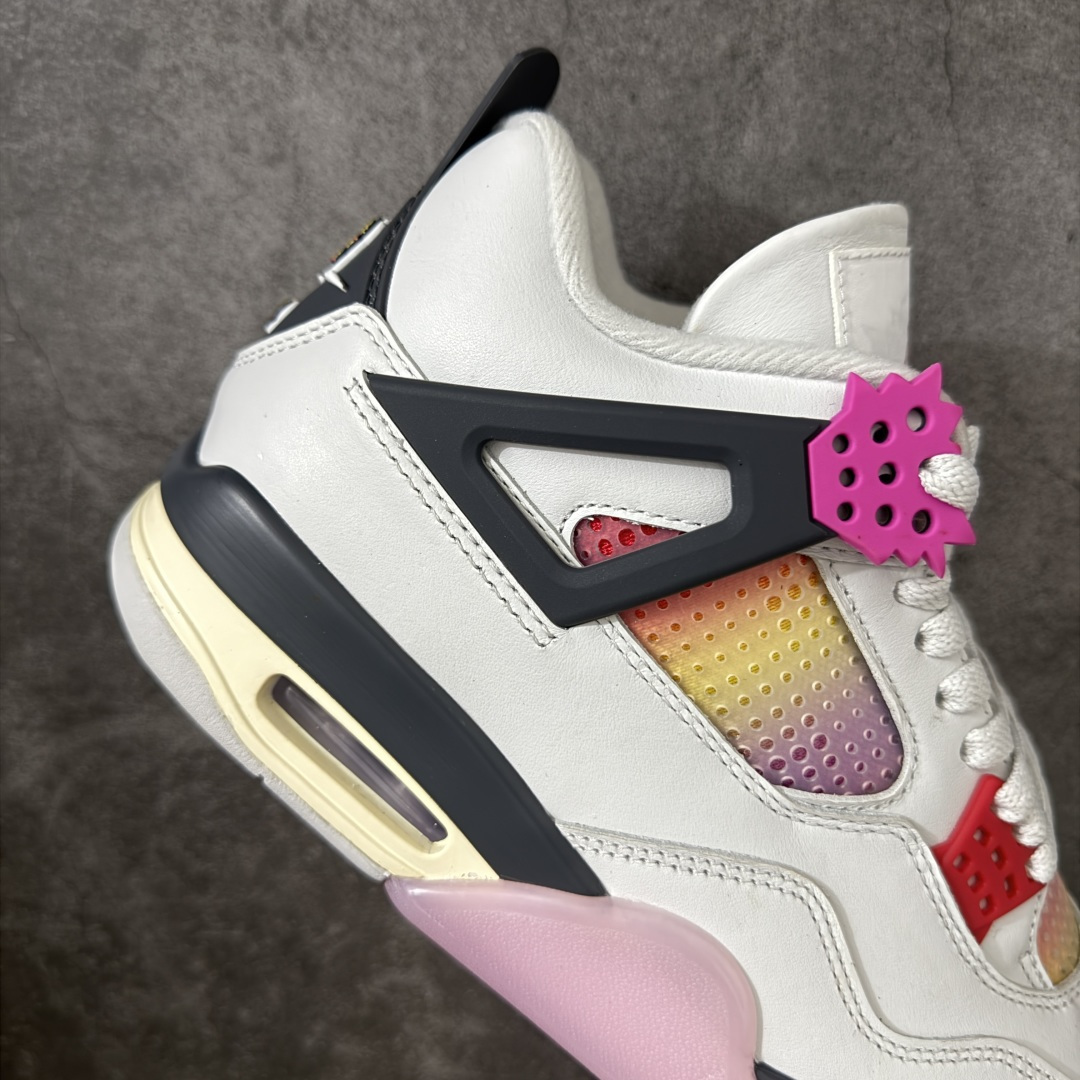 图片[7]-【TK至尊版】 Air Jordan AJ4 “Comic”漫画白粉 货号：IO2362-100 原厂头层皮料 目前市面所有大厂中 品质材料细节最好的一个版本 原汁原味完美呈现四代版型 一比一鞋头弧度高度趴度鞋身弧度 原厂麂皮绒皮料材质 数据细节工艺流程均保持公司一致 细节品控鞋型随意秒杀市面版本 原厂TPU网格鞋带扣 正确内里网布 菱角分明不变形无多余毛边 柔软性质感一致于原鞋 原厂织唛标 原厂飞人电绣工艺 独家绑鞋带手法 印刷中底布 四线拉帮 米色美纹纸贴合固定 进口港宝加持 后跟自然饱满 全鞋荧光划线卡点 追求极致完美 每一双都是工艺品 多重QC质检 超越公司货的品控标准 实实在在的免检产品 尺码：40 40.5 41 42 42.5 43 44 44.5 45 46 47.5 48.5-选品中心