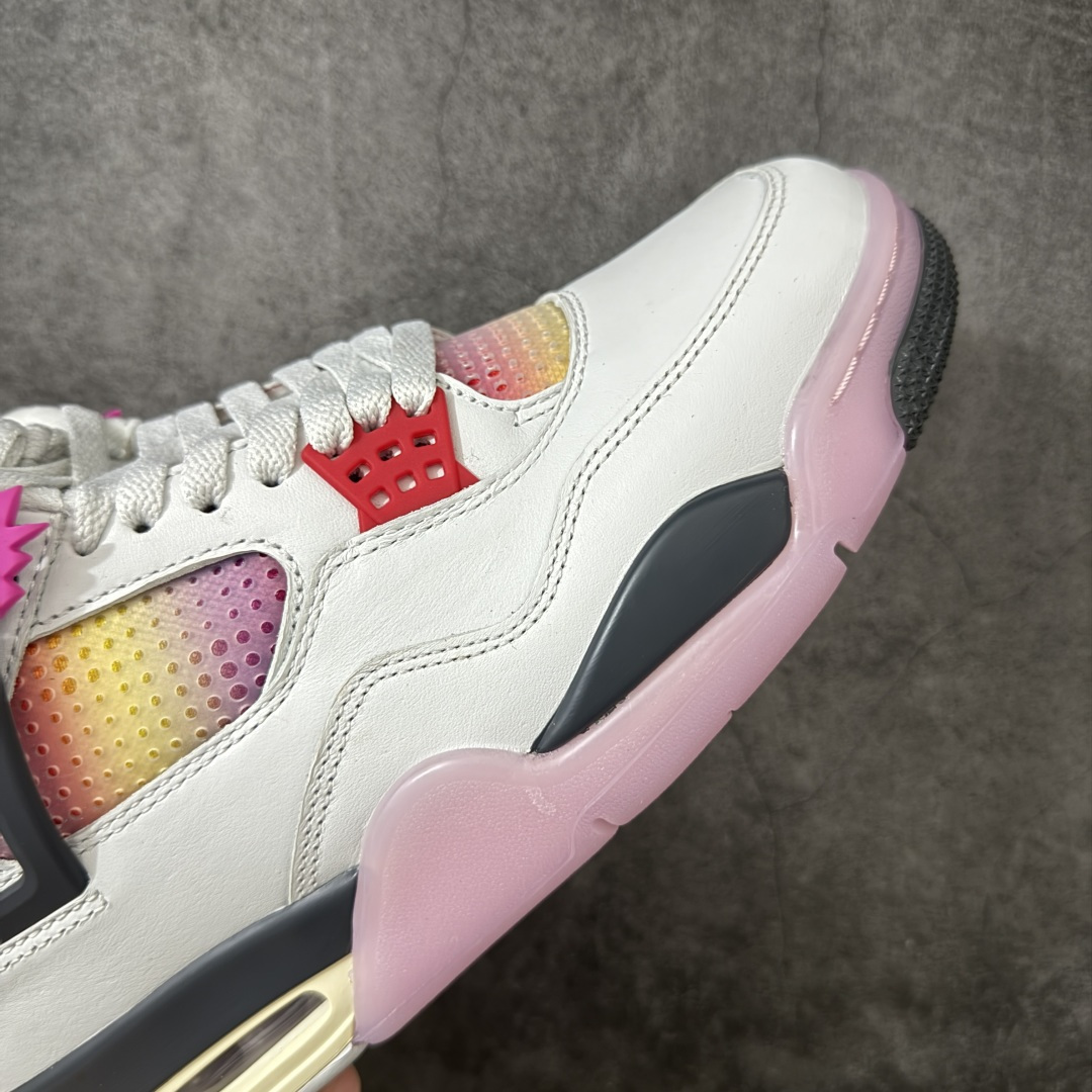 图片[6]-【TK至尊版】 Air Jordan AJ4 “Comic”漫画白粉 货号：IO2362-100 原厂头层皮料 目前市面所有大厂中 品质材料细节最好的一个版本 原汁原味完美呈现四代版型 一比一鞋头弧度高度趴度鞋身弧度 原厂麂皮绒皮料材质 数据细节工艺流程均保持公司一致 细节品控鞋型随意秒杀市面版本 原厂TPU网格鞋带扣 正确内里网布 菱角分明不变形无多余毛边 柔软性质感一致于原鞋 原厂织唛标 原厂飞人电绣工艺 独家绑鞋带手法 印刷中底布 四线拉帮 米色美纹纸贴合固定 进口港宝加持 后跟自然饱满 全鞋荧光划线卡点 追求极致完美 每一双都是工艺品 多重QC质检 超越公司货的品控标准 实实在在的免检产品 尺码：40 40.5 41 42 42.5 43 44 44.5 45 46 47.5 48.5-选品中心