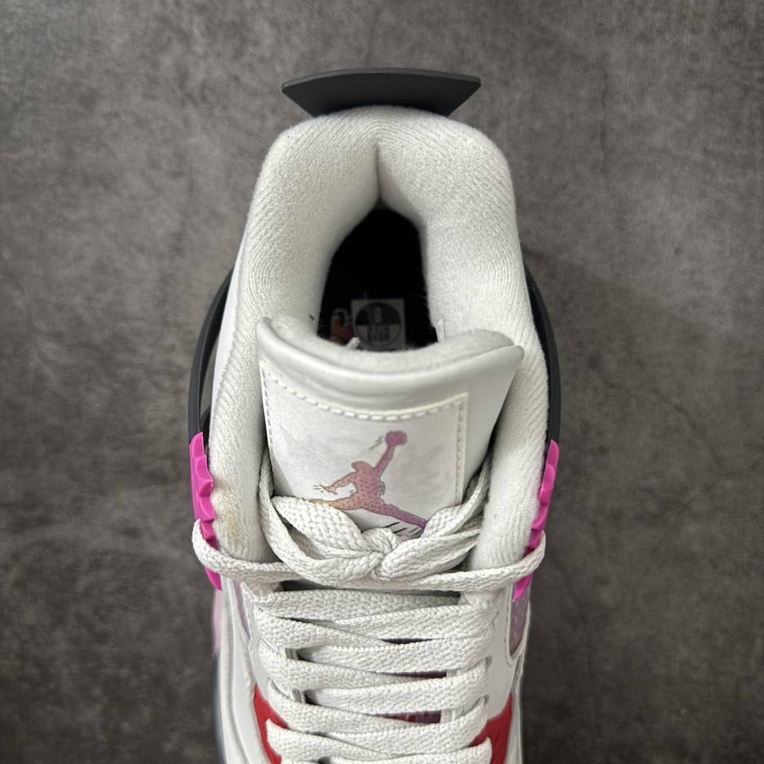 图片[8]-【TK至尊版】 Air Jordan AJ4 “Comic”漫画白粉 货号：IO2362-100 原厂头层皮料 目前市面所有大厂中 品质材料细节最好的一个版本 原汁原味完美呈现四代版型 一比一鞋头弧度高度趴度鞋身弧度 原厂麂皮绒皮料材质 数据细节工艺流程均保持公司一致 细节品控鞋型随意秒杀市面版本 原厂TPU网格鞋带扣 正确内里网布 菱角分明不变形无多余毛边 柔软性质感一致于原鞋 原厂织唛标 原厂飞人电绣工艺 独家绑鞋带手法 印刷中底布 四线拉帮 米色美纹纸贴合固定 进口港宝加持 后跟自然饱满 全鞋荧光划线卡点 追求极致完美 每一双都是工艺品 多重QC质检 超越公司货的品控标准 实实在在的免检产品 尺码：40 40.5 41 42 42.5 43 44 44.5 45 46 47.5 48.5-选品中心