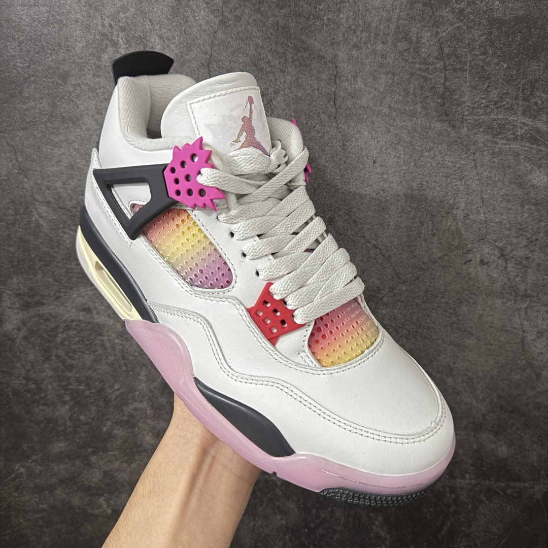 图片[3]-【TK至尊版】 Air Jordan AJ4 “Comic”漫画白粉 货号：IO2362-100 原厂头层皮料 目前市面所有大厂中 品质材料细节最好的一个版本 原汁原味完美呈现四代版型 一比一鞋头弧度高度趴度鞋身弧度 原厂麂皮绒皮料材质 数据细节工艺流程均保持公司一致 细节品控鞋型随意秒杀市面版本 原厂TPU网格鞋带扣 正确内里网布 菱角分明不变形无多余毛边 柔软性质感一致于原鞋 原厂织唛标 原厂飞人电绣工艺 独家绑鞋带手法 印刷中底布 四线拉帮 米色美纹纸贴合固定 进口港宝加持 后跟自然饱满 全鞋荧光划线卡点 追求极致完美 每一双都是工艺品 多重QC质检 超越公司货的品控标准 实实在在的免检产品 尺码：40 40.5 41 42 42.5 43 44 44.5 45 46 47.5 48.5-选品中心
