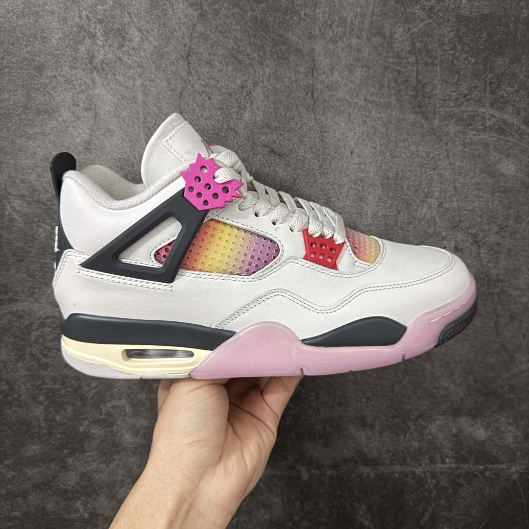 【TK至尊版】 Air Jordan AJ4 “Comic”漫画白粉 货号：IO2362-100 原厂头层皮料 目前市面所有大厂中 品质材料细节最好的一个版本 原汁原味完美呈现四代版型 一比一鞋头弧度高度趴度鞋身弧度 原厂麂皮绒皮料材质 数据细节工艺流程均保持公司一致 细节品控鞋型随意秒杀市面版本 原厂TPU网格鞋带扣 正确内里网布 菱角分明不变形无多余毛边 柔软性质感一致于原鞋 原厂织唛标 原厂飞人电绣工艺 独家绑鞋带手法 印刷中底布 四线拉帮 米色美纹纸贴合固定 进口港宝加持 后跟自然饱满 全鞋荧光划线卡点 追求极致完美 每一双都是工艺品 多重QC质检 超越公司货的品控标准 实实在在的免检产品 尺码：40 40.5 41 42 42.5 43 44 44.5 45 46 47.5 48.5-选品中心