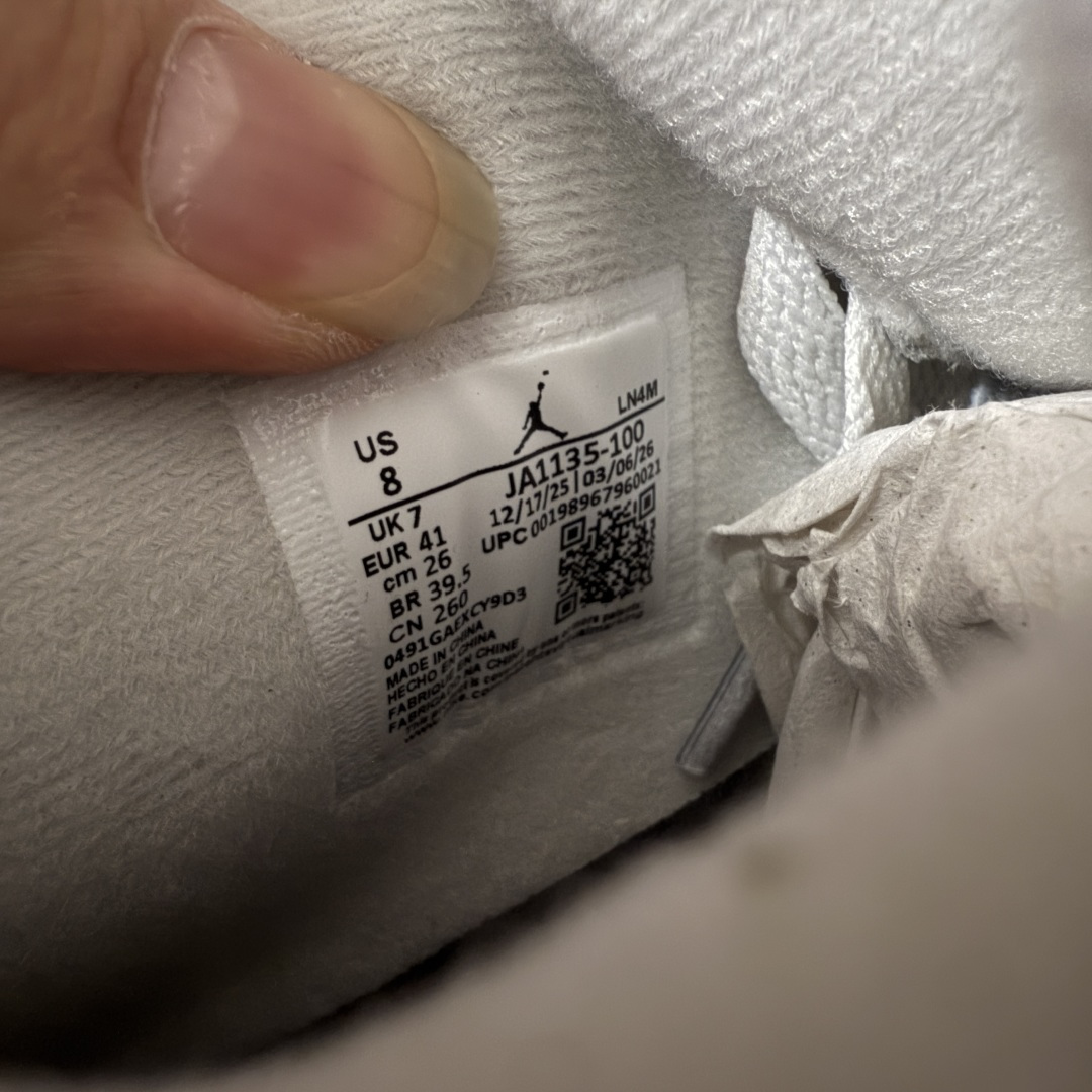 图片[9]-【TK至尊版】 Air Jordan AJ4 “Comic”漫画白粉 货号：IO2362-100 原厂头层皮料 目前市面所有大厂中 品质材料细节最好的一个版本 原汁原味完美呈现四代版型 一比一鞋头弧度高度趴度鞋身弧度 原厂麂皮绒皮料材质 数据细节工艺流程均保持公司一致 细节品控鞋型随意秒杀市面版本 原厂TPU网格鞋带扣 正确内里网布 菱角分明不变形无多余毛边 柔软性质感一致于原鞋 原厂织唛标 原厂飞人电绣工艺 独家绑鞋带手法 印刷中底布 四线拉帮 米色美纹纸贴合固定 进口港宝加持 后跟自然饱满 全鞋荧光划线卡点 追求极致完美 每一双都是工艺品 多重QC质检 超越公司货的品控标准 实实在在的免检产品 尺码：40 40.5 41 42 42.5 43 44 44.5 45 46 47.5 48.5-选品中心