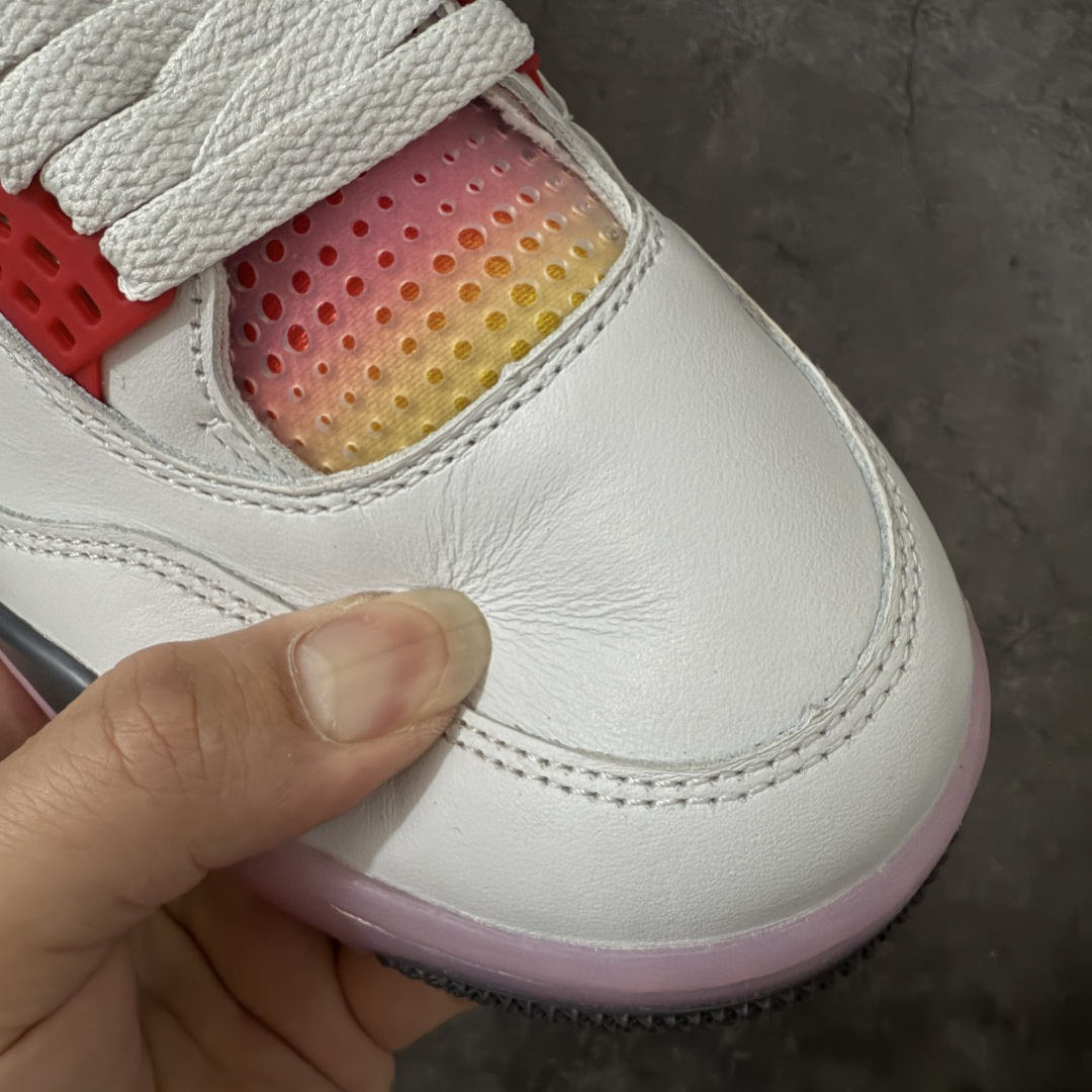 图片[5]-【TK至尊版】 Air Jordan AJ4 “Comic”漫画白粉 货号：IO2362-100 原厂头层皮料 目前市面所有大厂中 品质材料细节最好的一个版本 原汁原味完美呈现四代版型 一比一鞋头弧度高度趴度鞋身弧度 原厂麂皮绒皮料材质 数据细节工艺流程均保持公司一致 细节品控鞋型随意秒杀市面版本 原厂TPU网格鞋带扣 正确内里网布 菱角分明不变形无多余毛边 柔软性质感一致于原鞋 原厂织唛标 原厂飞人电绣工艺 独家绑鞋带手法 印刷中底布 四线拉帮 米色美纹纸贴合固定 进口港宝加持 后跟自然饱满 全鞋荧光划线卡点 追求极致完美 每一双都是工艺品 多重QC质检 超越公司货的品控标准 实实在在的免检产品 尺码：40 40.5 41 42 42.5 43 44 44.5 45 46 47.5 48.5-选品中心