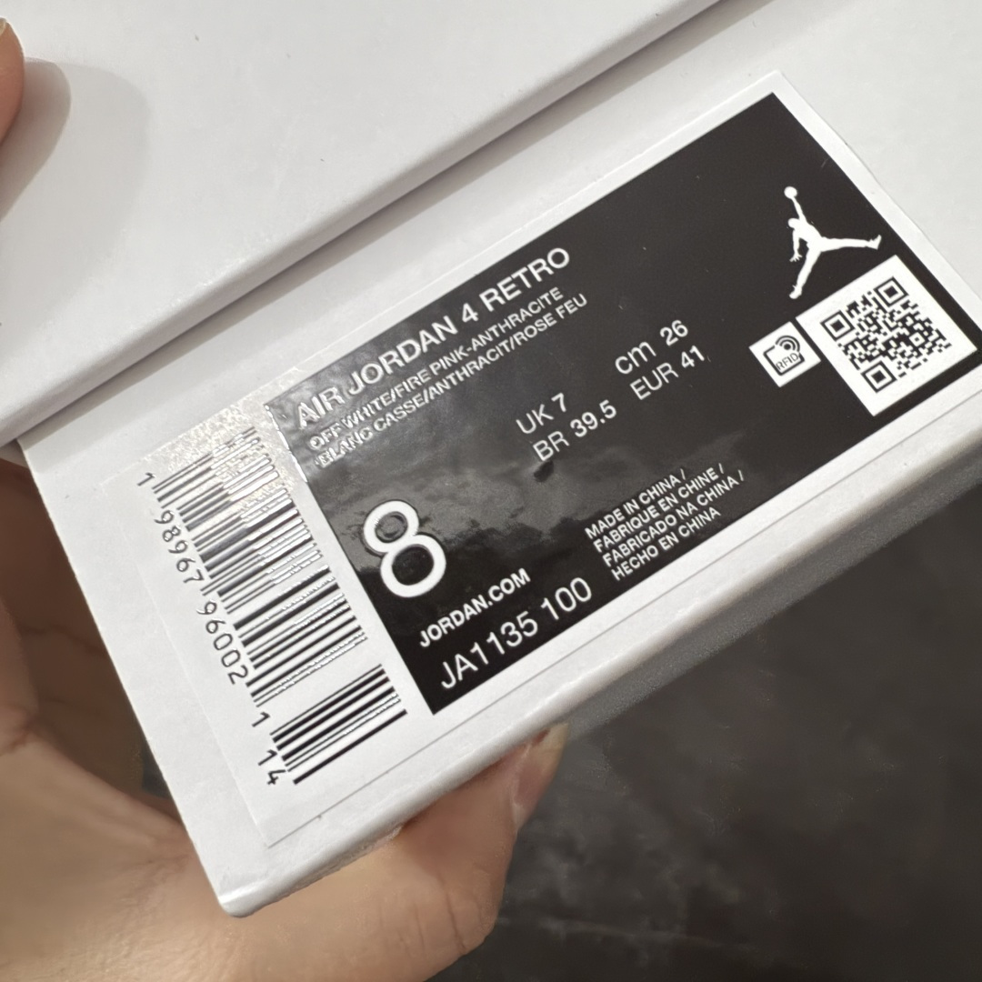 图片[11]-【TK至尊版】 Air Jordan AJ4 “Comic”漫画白粉 货号：IO2362-100 原厂头层皮料 目前市面所有大厂中 品质材料细节最好的一个版本 原汁原味完美呈现四代版型 一比一鞋头弧度高度趴度鞋身弧度 原厂麂皮绒皮料材质 数据细节工艺流程均保持公司一致 细节品控鞋型随意秒杀市面版本 原厂TPU网格鞋带扣 正确内里网布 菱角分明不变形无多余毛边 柔软性质感一致于原鞋 原厂织唛标 原厂飞人电绣工艺 独家绑鞋带手法 印刷中底布 四线拉帮 米色美纹纸贴合固定 进口港宝加持 后跟自然饱满 全鞋荧光划线卡点 追求极致完美 每一双都是工艺品 多重QC质检 超越公司货的品控标准 实实在在的免检产品 尺码：40 40.5 41 42 42.5 43 44 44.5 45 46 47.5 48.5-选品中心