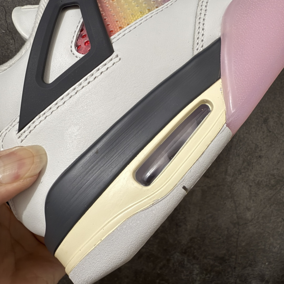 图片[3]-【TK至尊版】 Air Jordan AJ4 “Comic”漫画白粉 货号：IO2362-100 原厂头层皮料 目前市面所有大厂中 品质材料细节最好的一个版本 原汁原味完美呈现四代版型 一比一鞋头弧度高度趴度鞋身弧度 原厂麂皮绒皮料材质 数据细节工艺流程均保持公司一致 细节品控鞋型随意秒杀市面版本 原厂TPU网格鞋带扣 正确内里网布 菱角分明不变形无多余毛边 柔软性质感一致于原鞋 原厂织唛标 原厂飞人电绣工艺 独家绑鞋带手法 印刷中底布 四线拉帮 米色美纹纸贴合固定 进口港宝加持 后跟自然饱满 全鞋荧光划线卡点 追求极致完美 每一双都是工艺品 多重QC质检 超越公司货的品控标准 实实在在的免检产品 尺码：40 40.5 41 42 42.5 43 44 44.5 45 46 47.5 48.5-选品中心