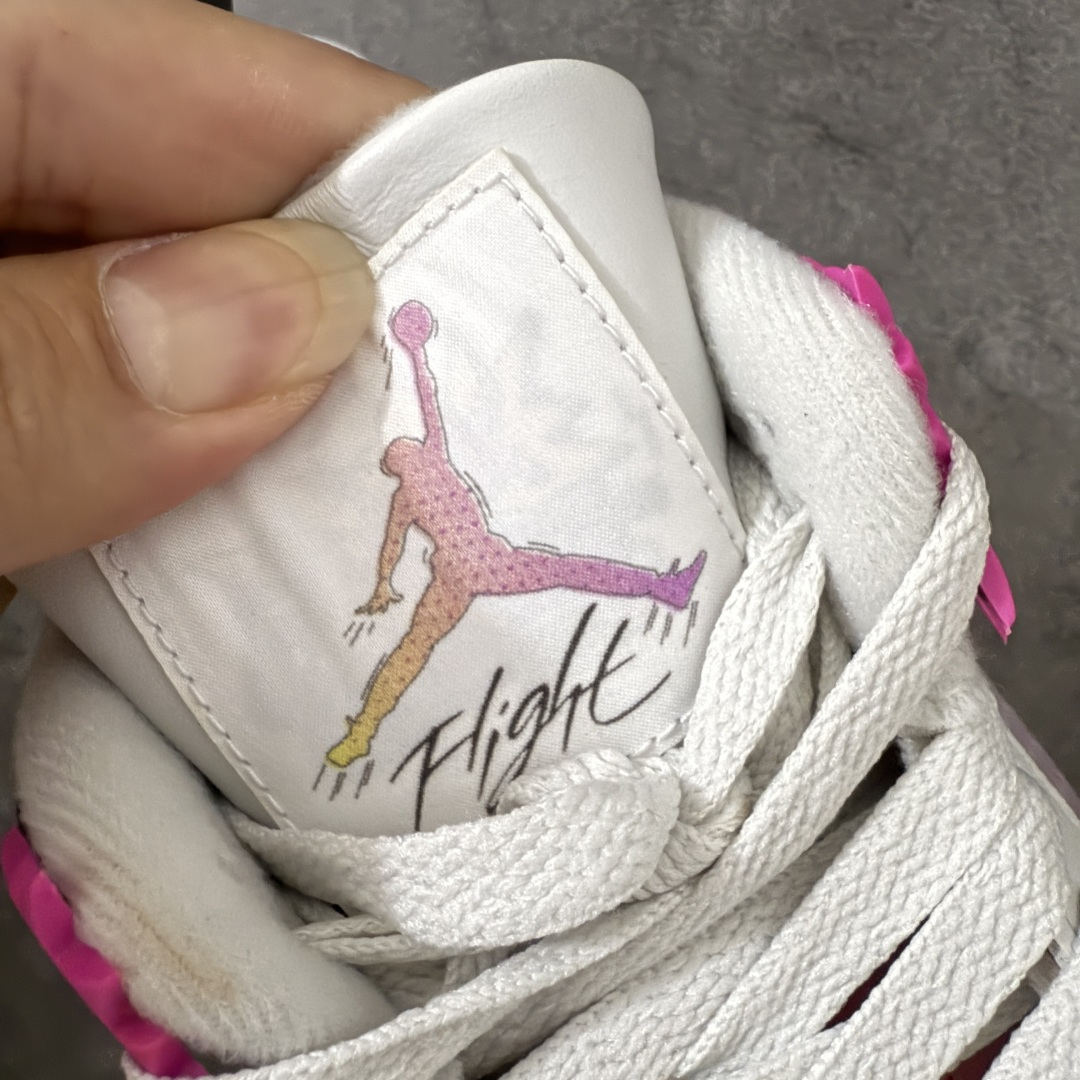 图片[6]-【TK至尊版】 Air Jordan AJ4 “Comic”漫画白粉 货号：IO2362-100 原厂头层皮料 目前市面所有大厂中 品质材料细节最好的一个版本 原汁原味完美呈现四代版型 一比一鞋头弧度高度趴度鞋身弧度 原厂麂皮绒皮料材质 数据细节工艺流程均保持公司一致 细节品控鞋型随意秒杀市面版本 原厂TPU网格鞋带扣 正确内里网布 菱角分明不变形无多余毛边 柔软性质感一致于原鞋 原厂织唛标 原厂飞人电绣工艺 独家绑鞋带手法 印刷中底布 四线拉帮 米色美纹纸贴合固定 进口港宝加持 后跟自然饱满 全鞋荧光划线卡点 追求极致完美 每一双都是工艺品 多重QC质检 超越公司货的品控标准 实实在在的免检产品 尺码：40 40.5 41 42 42.5 43 44 44.5 45 46 47.5 48.5-选品中心