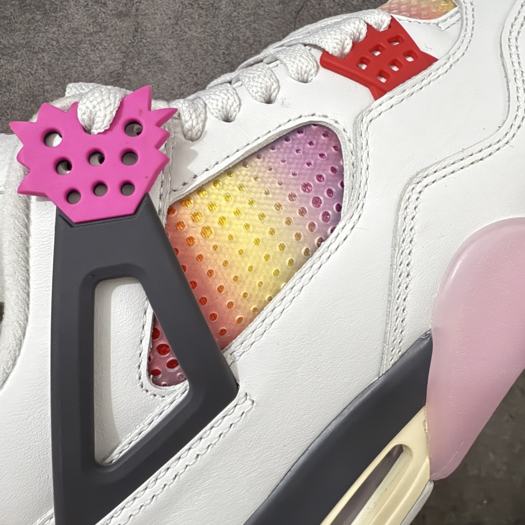 图片[4]-【TK至尊版】 Air Jordan AJ4 “Comic”漫画白粉 货号：IO2362-100 原厂头层皮料 目前市面所有大厂中 品质材料细节最好的一个版本 原汁原味完美呈现四代版型 一比一鞋头弧度高度趴度鞋身弧度 原厂麂皮绒皮料材质 数据细节工艺流程均保持公司一致 细节品控鞋型随意秒杀市面版本 原厂TPU网格鞋带扣 正确内里网布 菱角分明不变形无多余毛边 柔软性质感一致于原鞋 原厂织唛标 原厂飞人电绣工艺 独家绑鞋带手法 印刷中底布 四线拉帮 米色美纹纸贴合固定 进口港宝加持 后跟自然饱满 全鞋荧光划线卡点 追求极致完美 每一双都是工艺品 多重QC质检 超越公司货的品控标准 实实在在的免检产品 尺码：40 40.5 41 42 42.5 43 44 44.5 45 46 47.5 48.5-选品中心