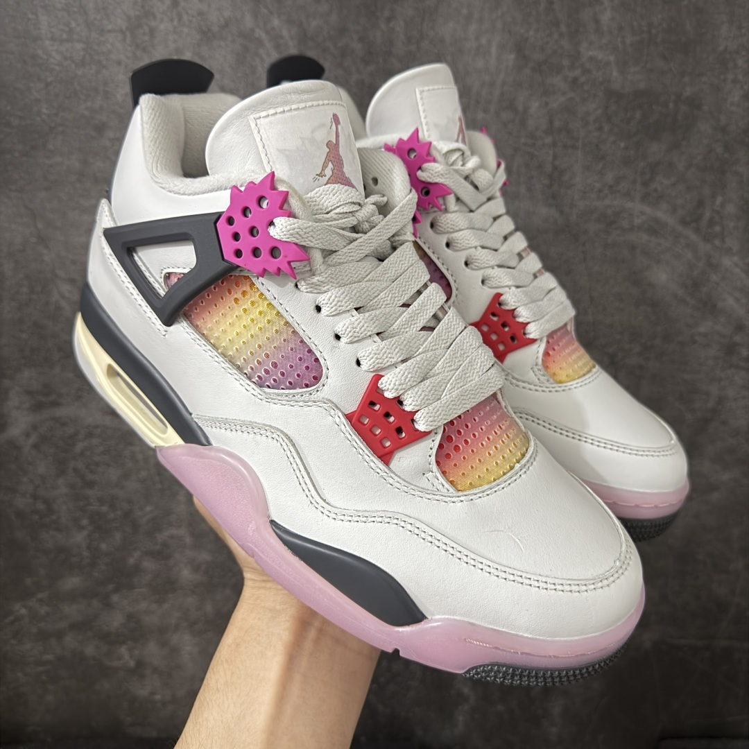 【TK至尊版】 Air Jordan AJ4 “Comic”漫画白粉 货号：IO2362-100 原厂头层皮料 目前市面所有大厂中 品质材料细节最好的一个版本 原汁原味完美呈现四代版型 一比一鞋头弧度高度趴度鞋身弧度 原厂麂皮绒皮料材质 数据细节工艺流程均保持公司一致 细节品控鞋型随意秒杀市面版本 原厂TPU网格鞋带扣 正确内里网布 菱角分明不变形无多余毛边 柔软性质感一致于原鞋 原厂织唛标 原厂飞人电绣工艺 独家绑鞋带手法 印刷中底布 四线拉帮 米色美纹纸贴合固定 进口港宝加持 后跟自然饱满 全鞋荧光划线卡点 追求极致完美 每一双都是工艺品 多重QC质检 超越公司货的品控标准 实实在在的免检产品 尺码：40 40.5 41 42 42.5 43 44 44.5 45 46 47.5 48.5-选品中心