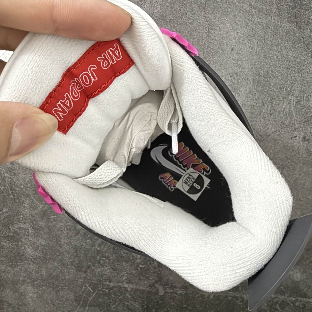 图片[7]-【TK至尊版】 Air Jordan AJ4 “Comic”漫画白粉 货号：IO2362-100 原厂头层皮料 目前市面所有大厂中 品质材料细节最好的一个版本 原汁原味完美呈现四代版型 一比一鞋头弧度高度趴度鞋身弧度 原厂麂皮绒皮料材质 数据细节工艺流程均保持公司一致 细节品控鞋型随意秒杀市面版本 原厂TPU网格鞋带扣 正确内里网布 菱角分明不变形无多余毛边 柔软性质感一致于原鞋 原厂织唛标 原厂飞人电绣工艺 独家绑鞋带手法 印刷中底布 四线拉帮 米色美纹纸贴合固定 进口港宝加持 后跟自然饱满 全鞋荧光划线卡点 追求极致完美 每一双都是工艺品 多重QC质检 超越公司货的品控标准 实实在在的免检产品 尺码：40 40.5 41 42 42.5 43 44 44.5 45 46 47.5 48.5-选品中心
