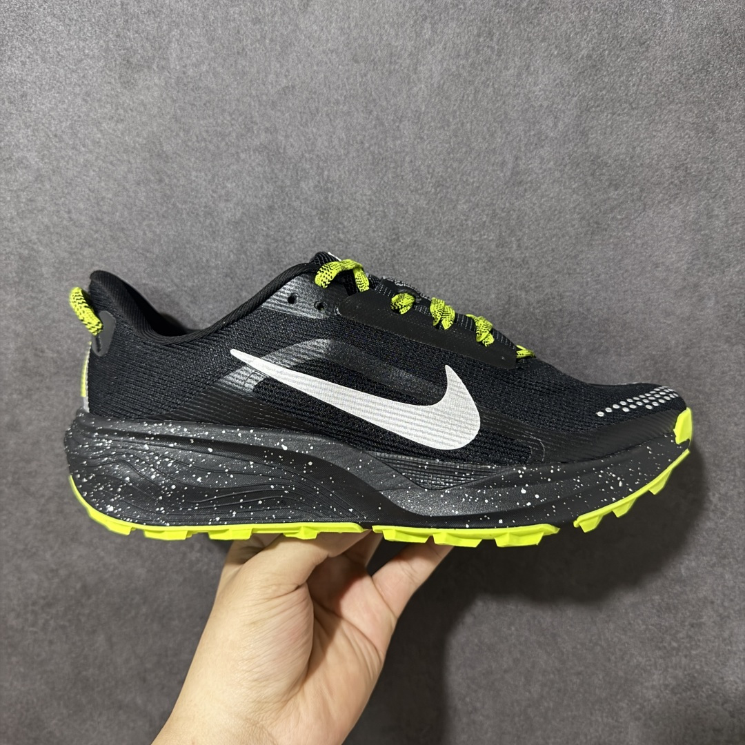 【公司级】Nike ACG Zegama Trail 耐克缓震透气户外跑步鞋 #鞋款质地轻盈 耐穿透气 粘性橡胶外底铸就适合攀岩的出众抓地力，柔软的 React 泡绵中底缔造非凡舒适感受，无论你是在城市健行，还是在野外攀岩，都能从容应对 货号：HV8116-701 尺码：40-45半-选品中心