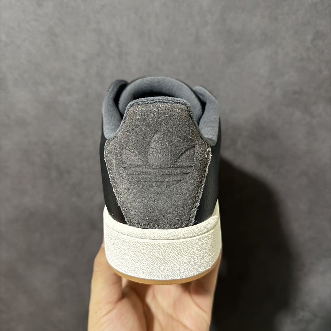 图片[4]-【公司级】Adidas Original Superstar 2 ST 阿迪达斯 低帮白黑色 男女同款 贝壳头2代防滑耐磨轻便低邦板鞋 鞋身整体以黑色皮革打造，搭配经典黑色贝壳头，鞋身两侧经典锯齿三条杠Logo采用米色皮革点缀，后跟装饰片辅以灰同色制作并带有三叶草Logo，最后白色中底搭配黄色橡胶外底完善整体设计收尾。时尚大方。 货号：KI3516 尺码：35⅔ 36 36⅔ 37⅓ 38 38⅔ 39⅓ 40 40⅔ 41⅓ 42 42⅔ 43⅓ 44 44⅔ 45⅓-选品中心
