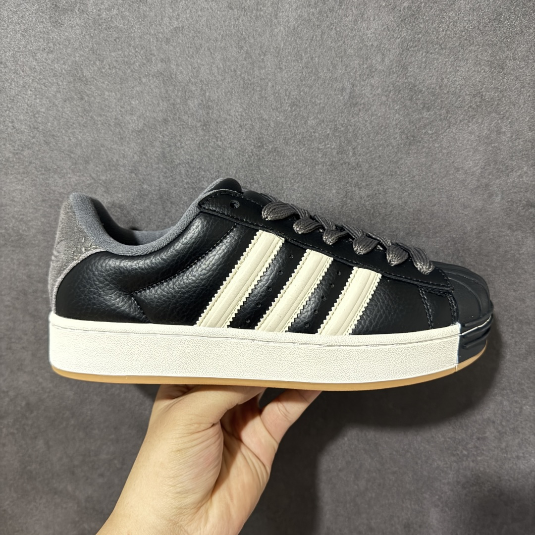 【公司级】Adidas Original Superstar 2 ST 阿迪达斯 低帮白黑色 男女同款 贝壳头2代防滑耐磨轻便低邦板鞋 鞋身整体以黑色皮革打造，搭配经典黑色贝壳头，鞋身两侧经典锯齿三条杠Logo采用米色皮革点缀，后跟装饰片辅以灰同色制作并带有三叶草Logo，最后白色中底搭配黄色橡胶外底完善整体设计收尾。时尚大方。 货号：KI3516 尺码：35⅔ 36 36⅔ 37⅓ 38 38⅔ 39⅓ 40 40⅔ 41⅓ 42 42⅔ 43⅓ 44 44⅔ 45⅓-选品中心