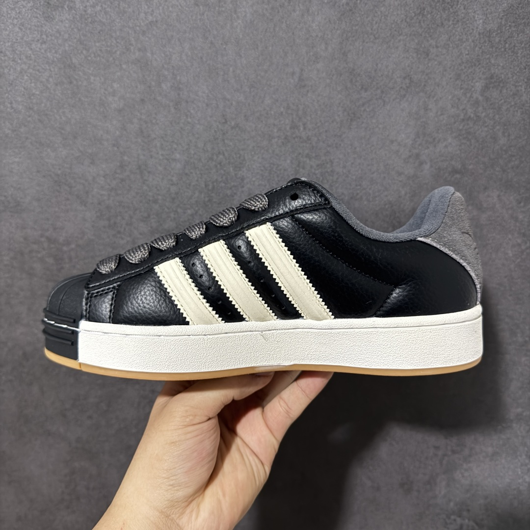 图片[2]-【公司级】Adidas Original Superstar 2 ST 阿迪达斯 低帮白黑色 男女同款 贝壳头2代防滑耐磨轻便低邦板鞋 鞋身整体以黑色皮革打造，搭配经典黑色贝壳头，鞋身两侧经典锯齿三条杠Logo采用米色皮革点缀，后跟装饰片辅以灰同色制作并带有三叶草Logo，最后白色中底搭配黄色橡胶外底完善整体设计收尾。时尚大方。 货号：KI3516 尺码：35⅔ 36 36⅔ 37⅓ 38 38⅔ 39⅓ 40 40⅔ 41⅓ 42 42⅔ 43⅓ 44 44⅔ 45⅓-选品中心