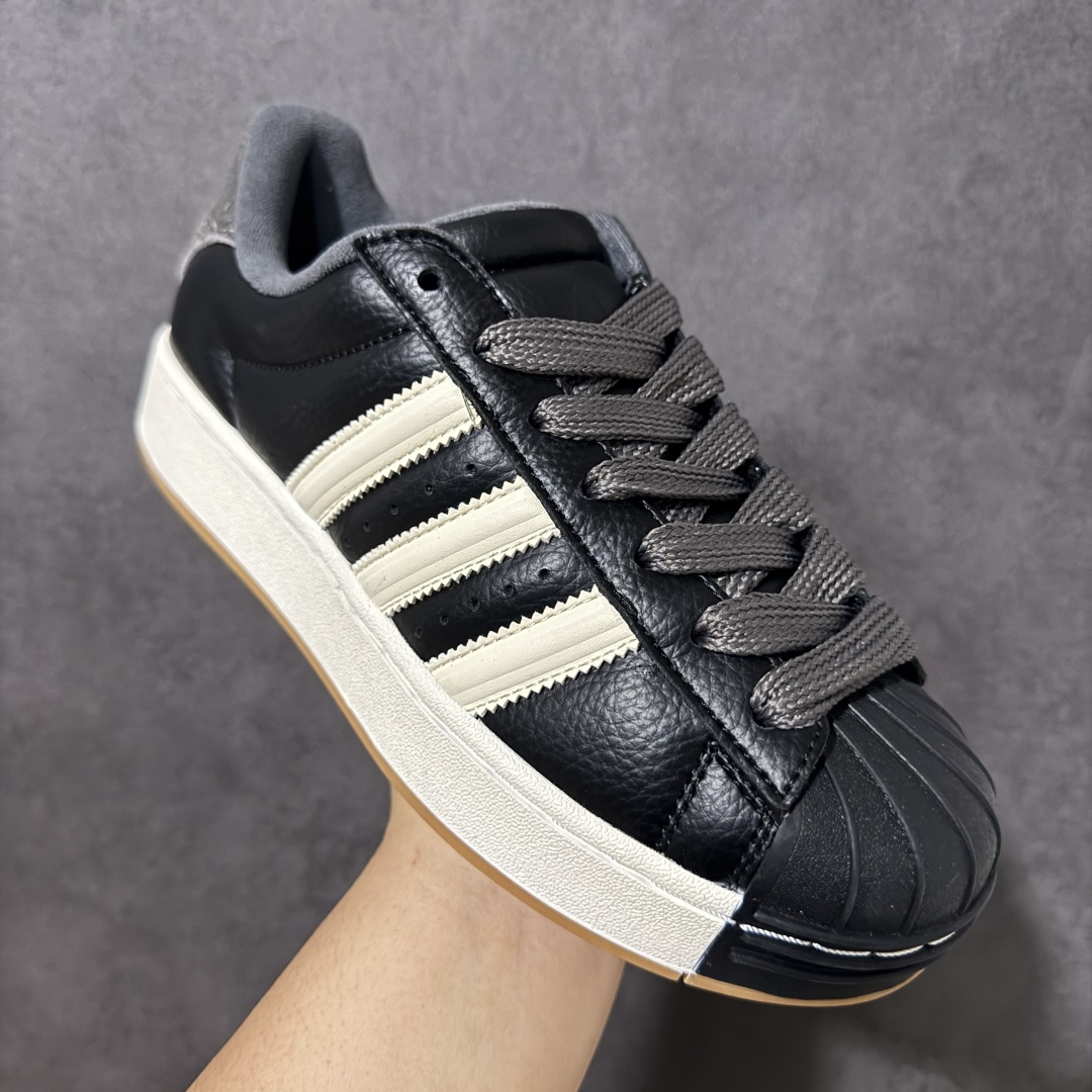 图片[3]-【公司级】Adidas Original Superstar 2 ST 阿迪达斯 低帮白黑色 男女同款 贝壳头2代防滑耐磨轻便低邦板鞋 鞋身整体以黑色皮革打造，搭配经典黑色贝壳头，鞋身两侧经典锯齿三条杠Logo采用米色皮革点缀，后跟装饰片辅以灰同色制作并带有三叶草Logo，最后白色中底搭配黄色橡胶外底完善整体设计收尾。时尚大方。 货号：KI3516 尺码：35⅔ 36 36⅔ 37⅓ 38 38⅔ 39⅓ 40 40⅔ 41⅓ 42 42⅔ 43⅓ 44 44⅔ 45⅓-选品中心