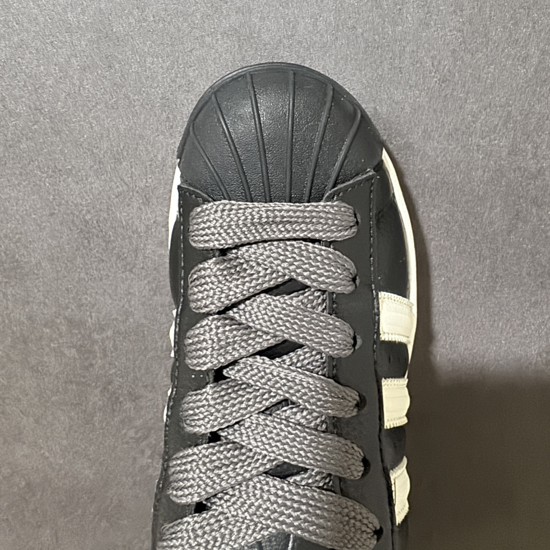 图片[5]-【公司级】Adidas Original Superstar 2 ST 阿迪达斯 低帮白黑色 男女同款 贝壳头2代防滑耐磨轻便低邦板鞋 鞋身整体以黑色皮革打造，搭配经典黑色贝壳头，鞋身两侧经典锯齿三条杠Logo采用米色皮革点缀，后跟装饰片辅以灰同色制作并带有三叶草Logo，最后白色中底搭配黄色橡胶外底完善整体设计收尾。时尚大方。 货号：KI3516 尺码：35⅔ 36 36⅔ 37⅓ 38 38⅔ 39⅓ 40 40⅔ 41⅓ 42 42⅔ 43⅓ 44 44⅔ 45⅓-选品中心