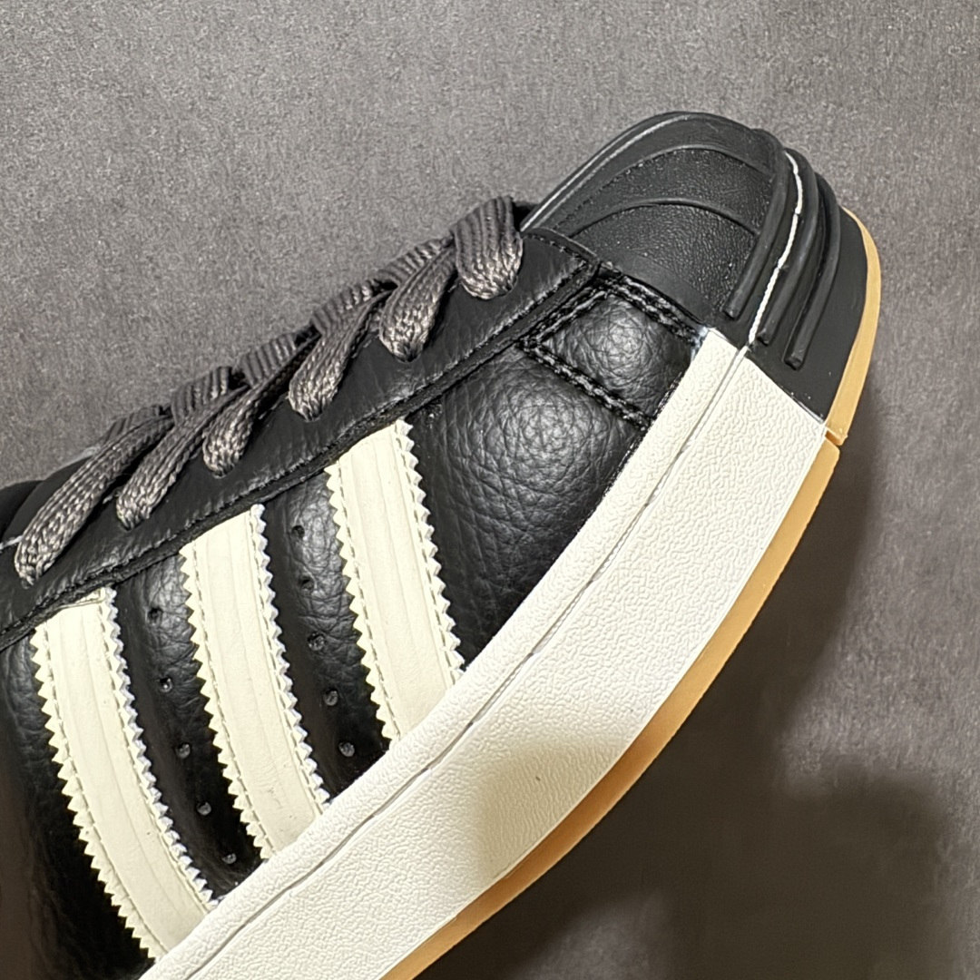 图片[8]-【公司级】Adidas Original Superstar 2 ST 阿迪达斯 低帮白黑色 男女同款 贝壳头2代防滑耐磨轻便低邦板鞋 鞋身整体以黑色皮革打造，搭配经典黑色贝壳头，鞋身两侧经典锯齿三条杠Logo采用米色皮革点缀，后跟装饰片辅以灰同色制作并带有三叶草Logo，最后白色中底搭配黄色橡胶外底完善整体设计收尾。时尚大方。 货号：KI3516 尺码：35⅔ 36 36⅔ 37⅓ 38 38⅔ 39⅓ 40 40⅔ 41⅓ 42 42⅔ 43⅓ 44 44⅔ 45⅓-选品中心