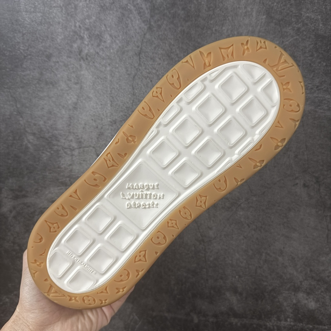 图片[9]-【佛山超a版】LV 路易威登LOUIS VUITTON Tilted Low Sneakers 倾斜系列低帮复古休闲运动文化百搭板鞋 2026早春款板鞋 饼干鞋 市场最顶天花板 正确细节 完美版型做工 欢迎对比市场任何品质的货品 广东原产 升级原楦型开发纸版 包装说明书防尘布袋物件(附送官方快递加固牛皮纸外盒!!)#采用Monogram 丹宁布鞋面材质#鞋垫嵌入软脚感EVA物料#后跟耐弯折滴塑支撑片#全新开发TPR光泽组合隔色鞋底❗ 尺码：39 40 41 42 43 44 45-选品中心